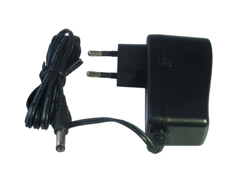Schwarzer elektrischer Wandladegerät mit zweipoligem Stecker und angeschlossenem Kabel mit Hohlstecker, auf weißem Hintergrund dargestellt