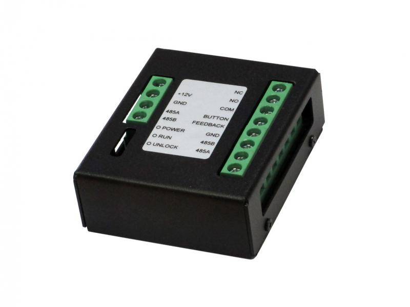 Schwarzes elektronisches Steuermodul mit grünen Schraubklemmen und beschrifteter Oberseite für Stromversorgung, Relais, Schalter und Verriegelungsverbindungen.