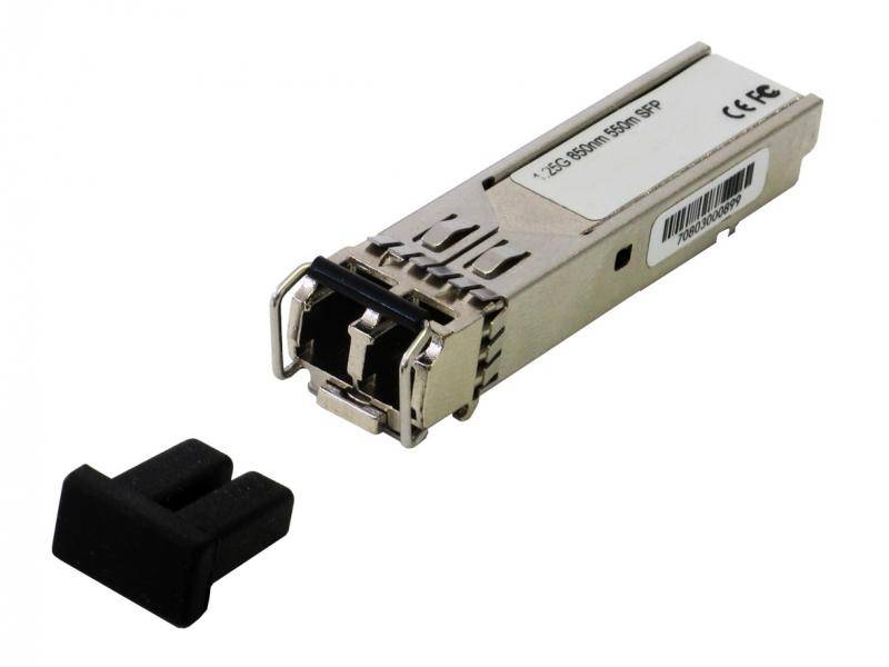 Metall-SFP-Transceiver-Modul mit schwarzer Staubschutzkappe daneben, auf weißem Hintergrund dargestellt.