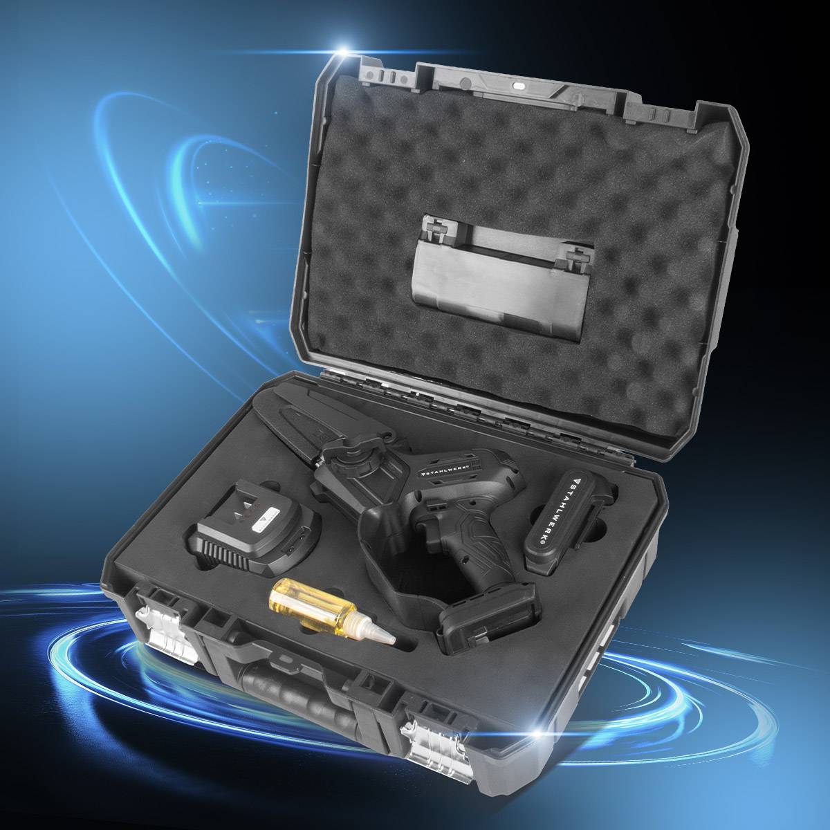 Eine schwarze Plastikbox mit Schaumstoffauskleidung enthält einen Akku-Bohrschrauber, Akkupack und Ladegerät vor einem blauen wirbelnden Lichtuntergrund.