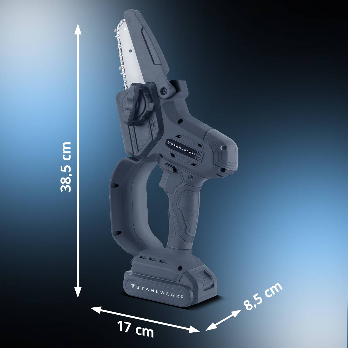 Akku-Kettensäge in dunkler Umgebung mit Abmessungen: 38,5 cm Höhe, 17 cm Länge, 8,5 cm Breite, betont kompaktes Design.
