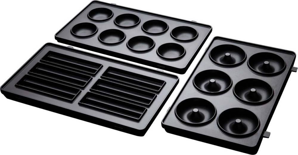 Zwei schwarze Backbleche, eines mit runden Donut-Förmchen, das andere mit länglichen Formen, geeignet für die Herstellung verschiedener Backwaren.