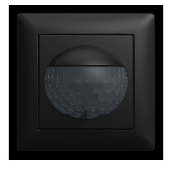 Ein schwarzer quadratischer Wandmontage-Bewegungssensor mit einer halbkugelförmigen Linse in der Mitte.