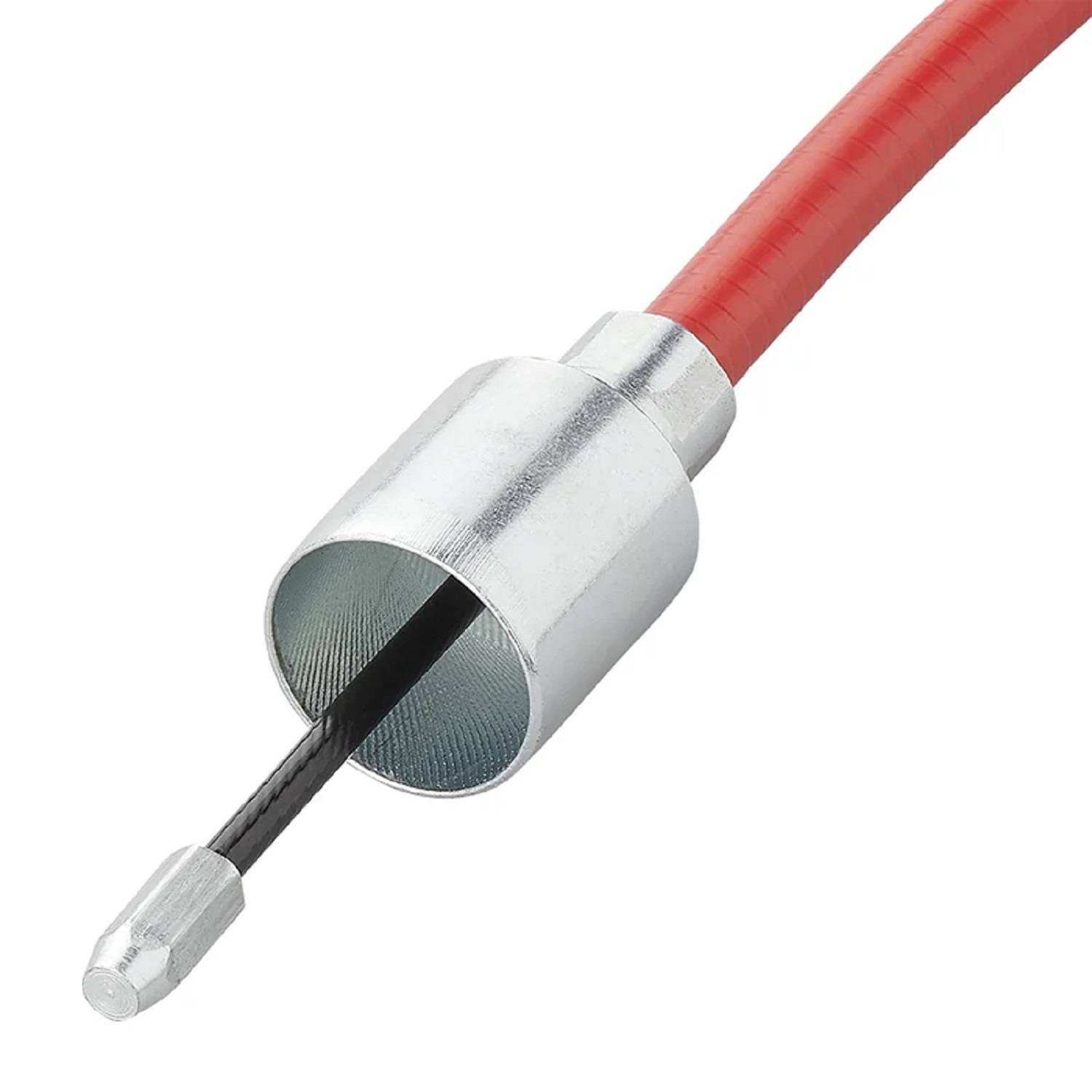 Ein Nahaufnahme-Bild eines roten Fahrradbremskabels mit silbernem Verbinder und freiliegendem Draht, vor einem einfarbigen weißen Hintergrund.