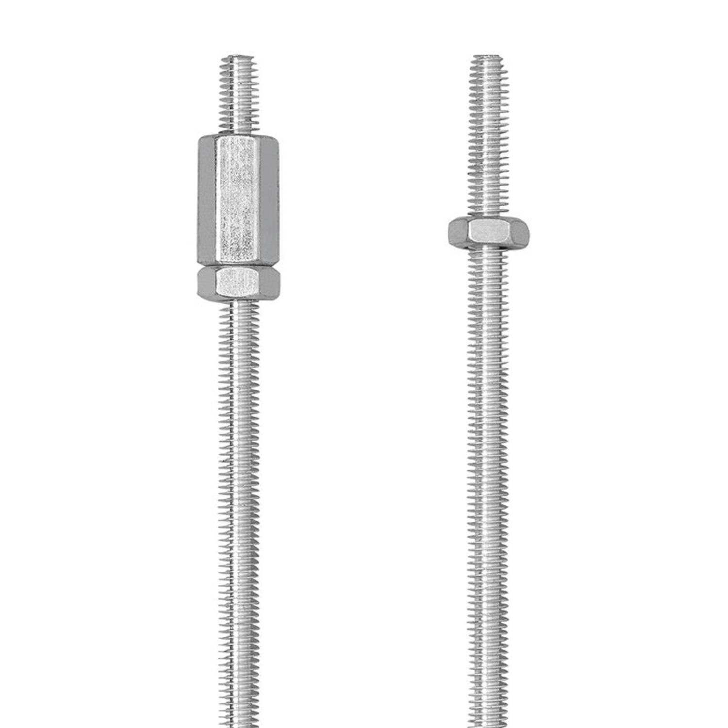 Zwei Gewindestangen, eine mit einer Metallmutter in der Mitte und die andere ohne, werden auf einem einfarbigen weißen Hintergrund gezeigt.