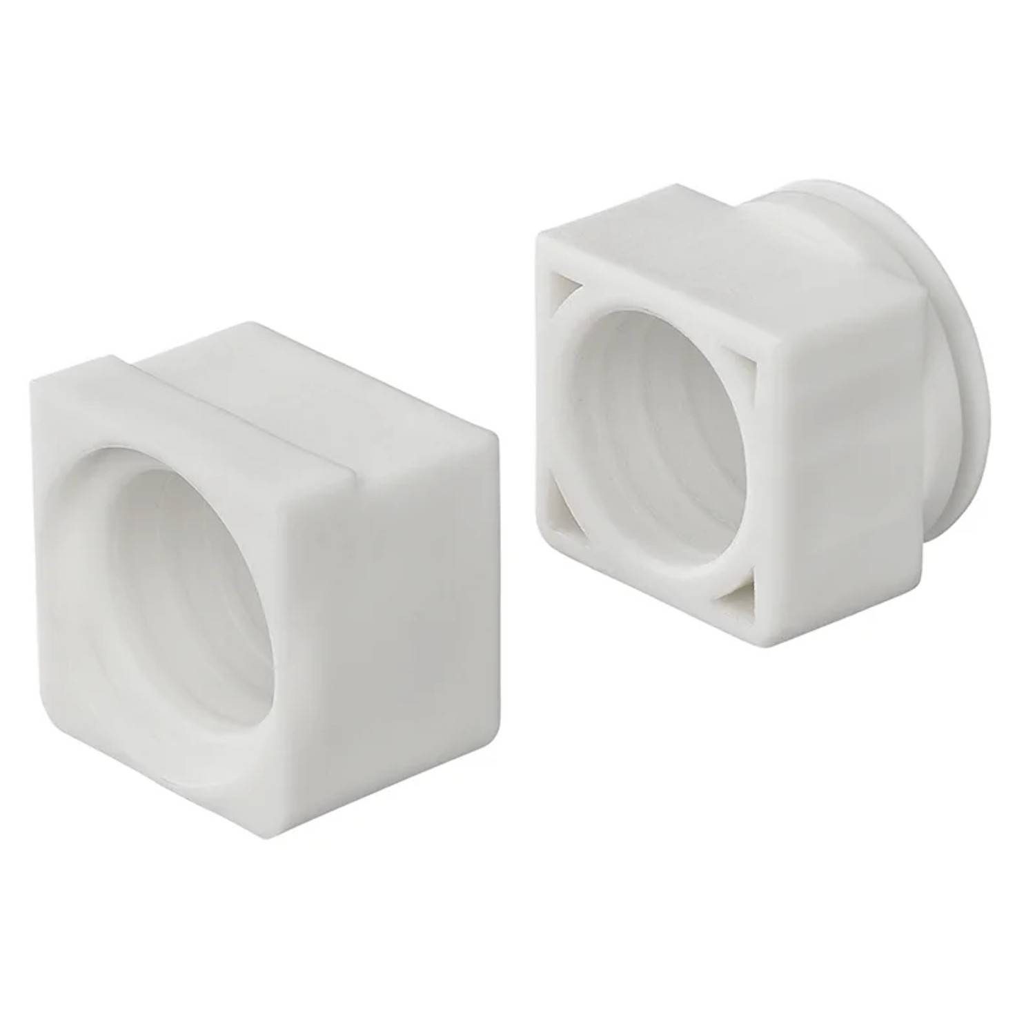 Zwei weiße, quaderförmige Kunststoff-Rohranschlüsse mit kreisrunden Öffnungen, nebeneinander positioniert.