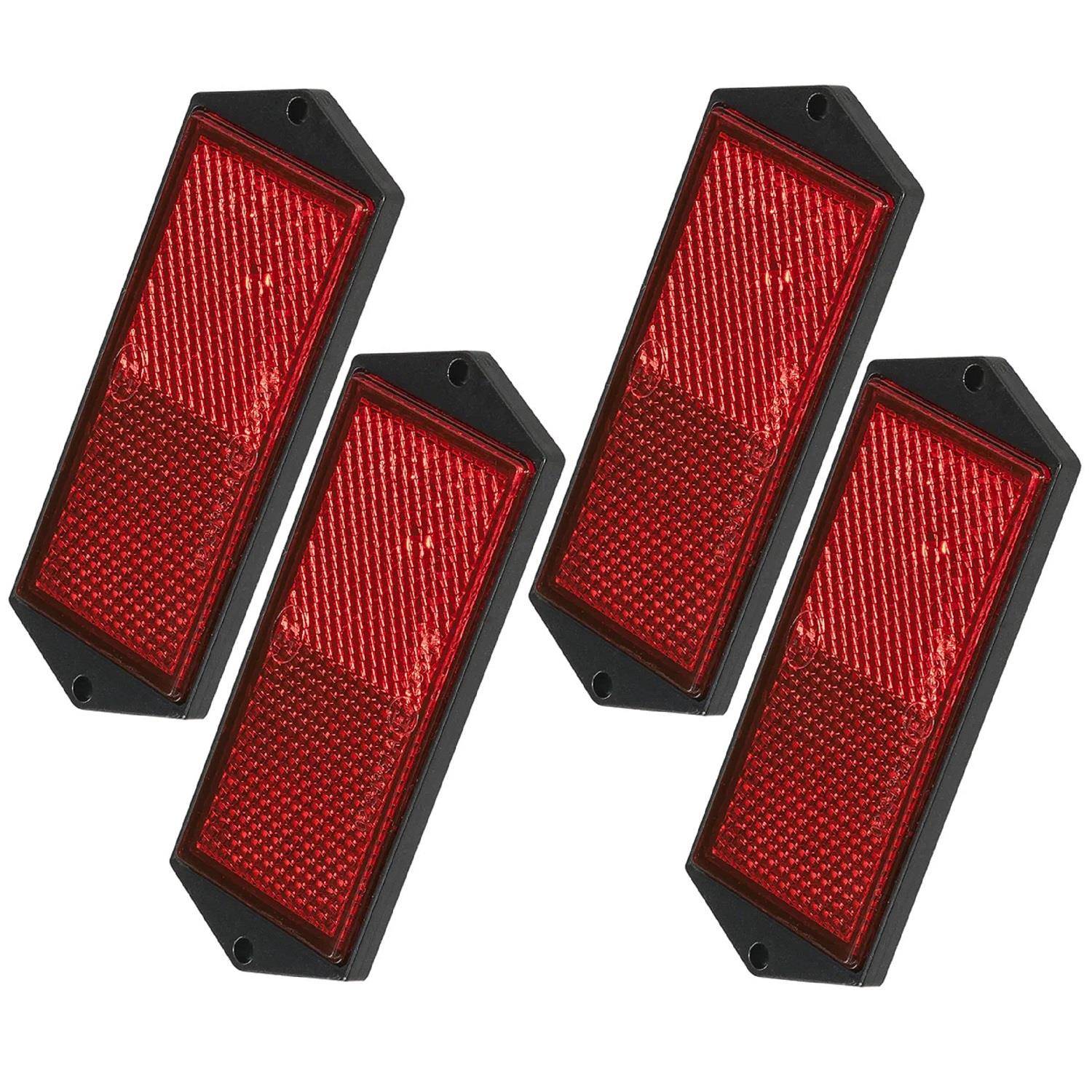 Vier rechteckige rote Reflektoren mit schwarzen Rändern, in einem verstreuten Muster angeordnet. Jeder verfügt über eine strukturierte Oberfläche zum Reflektieren von Licht.