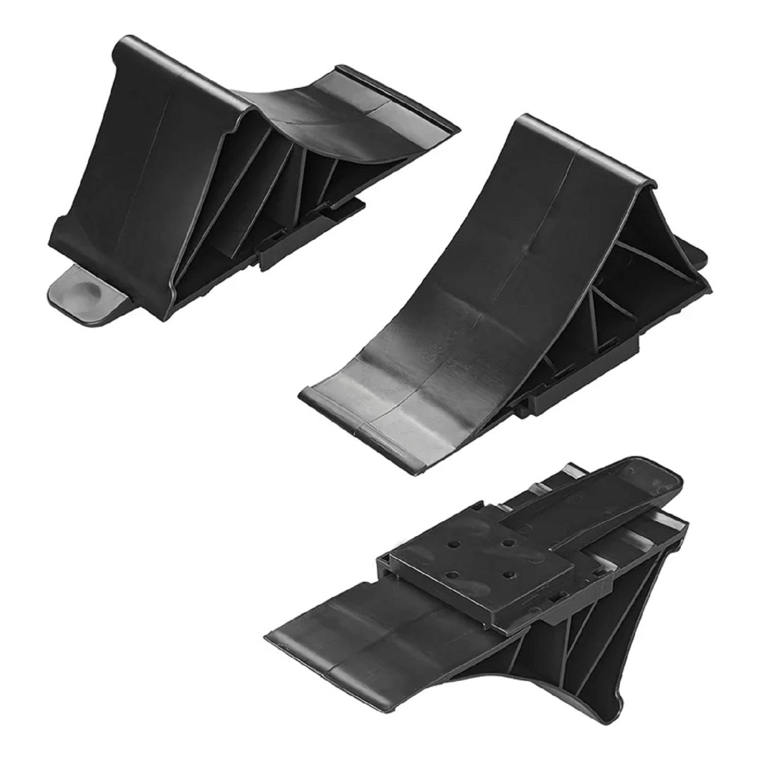 Drei schwarze Radkeile aus Kunststoff werden aus verschiedenen Blickwinkeln gezeigt, die dazu dienen, die Bewegung von Fahrzeugen zu verhindern.