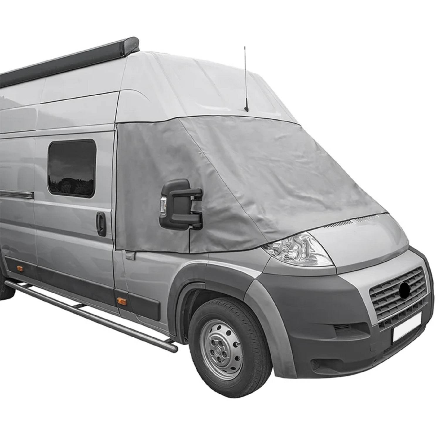 Ein grauer Campingbus mit einer Thermoscheibenisolierung, seitliche Fenster sichtbar, auf weißem Hintergrund geparkt.