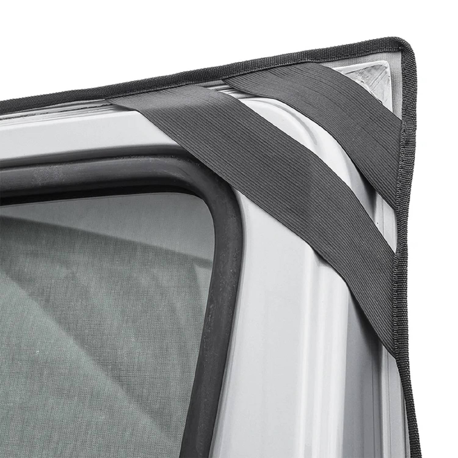 Autotür mit schwarzen Diebstahlsicherungen gesichert, die um die obere Kante des Fensterrahmens befestigt sind.