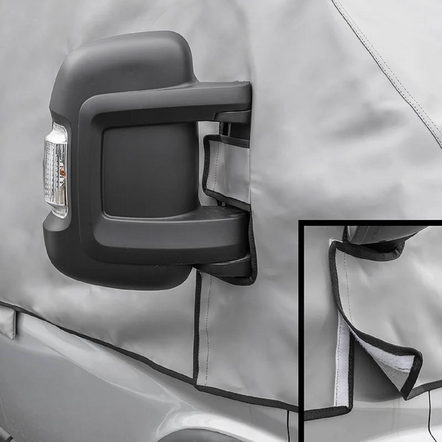 Lkw-Seitenspiegel, der von einer passgenau anliegenden Abdeckung mit einem Riemen umschlossen ist, mit einer Detailaufnahme des Sicherungsriemens in Gebrauch.