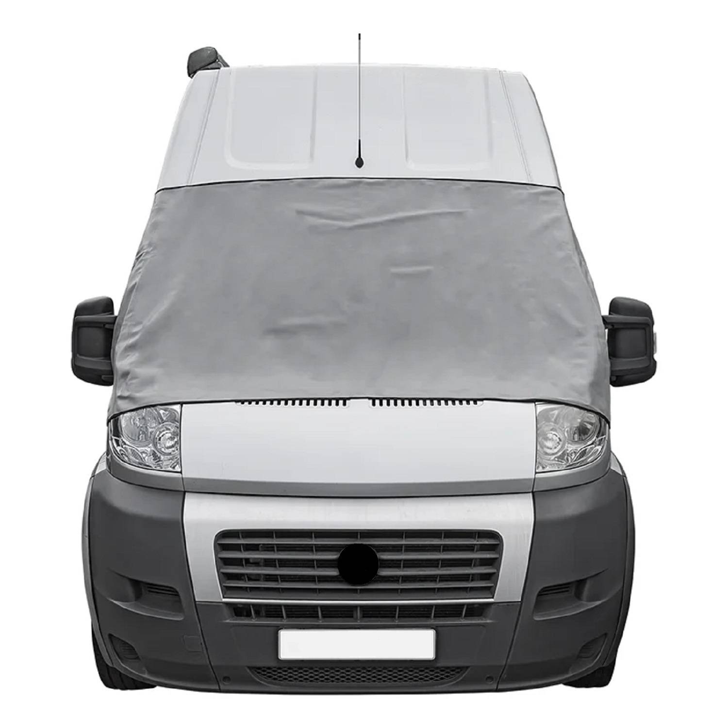 Ein weißer Lieferwagen mit einer Schutzabdeckung auf der Windschutzscheibe und den Seitenspiegeln, der vorwärts geparkt ist.