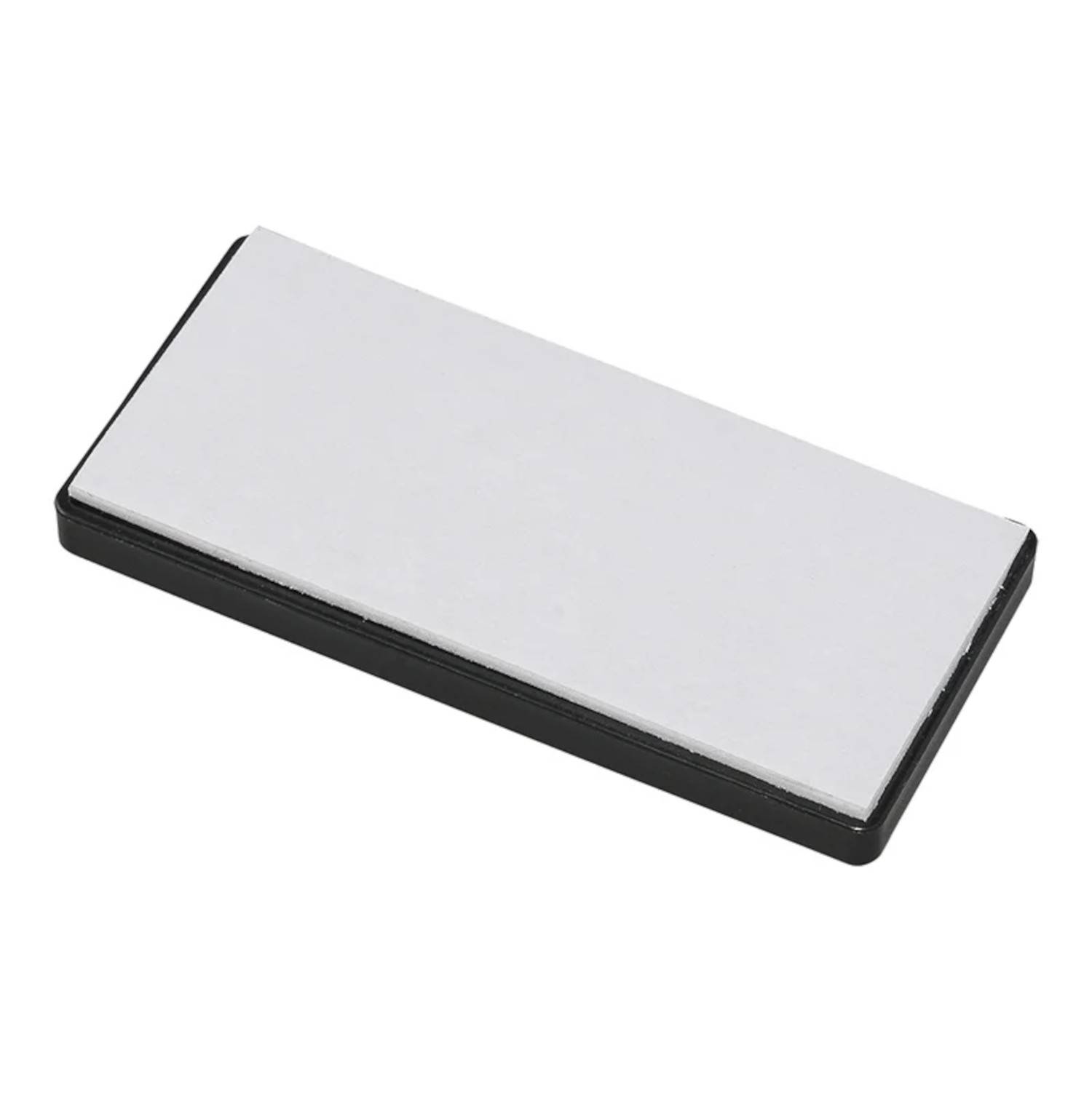 Ein rechteckiger, flacher weißer Radiergummi mit schwarzer Kante.