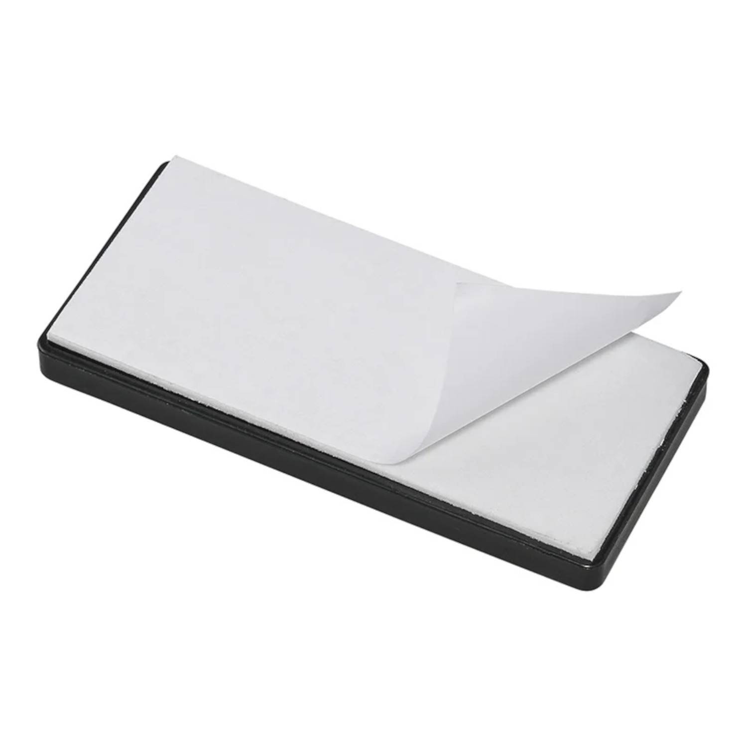 Ein kleiner, rechteckiger Notizblock mit weißen Blättern, eines davon teilweise umgeschlagen, auf einem dunklen Hintergrund.