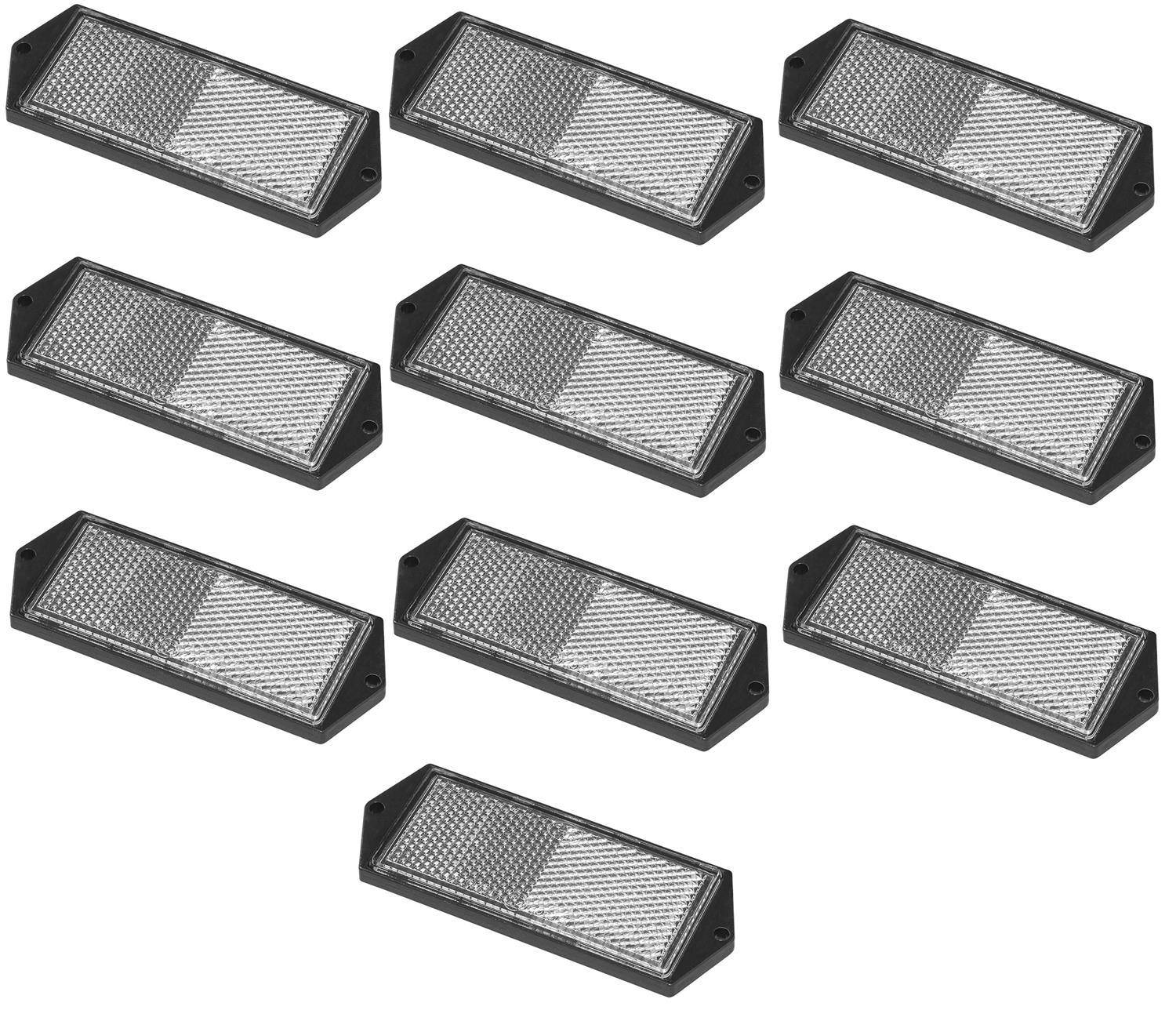 Ein Raster aus zehn strukturierten, rechteckigen Lüftungsöffnungen mit schwarzen Rahmen, gleichmäßig auf einem weißen Hintergrund verteilt, aus einem Winkel betrachtet.