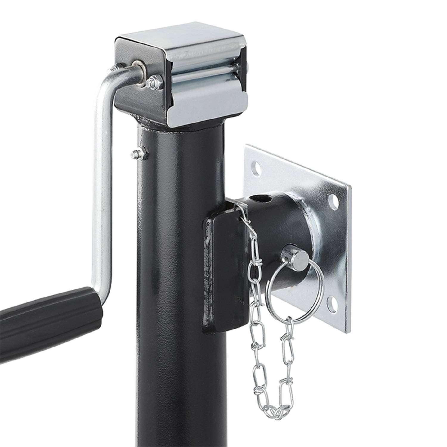 Eine Nahaufnahme eines Anhänger-Stützfußes mit einer Kurbel und einem Sicherungsstift, der durch eine Kette befestigt ist und zum Stabilisieren von Anhängern verwendet wird.