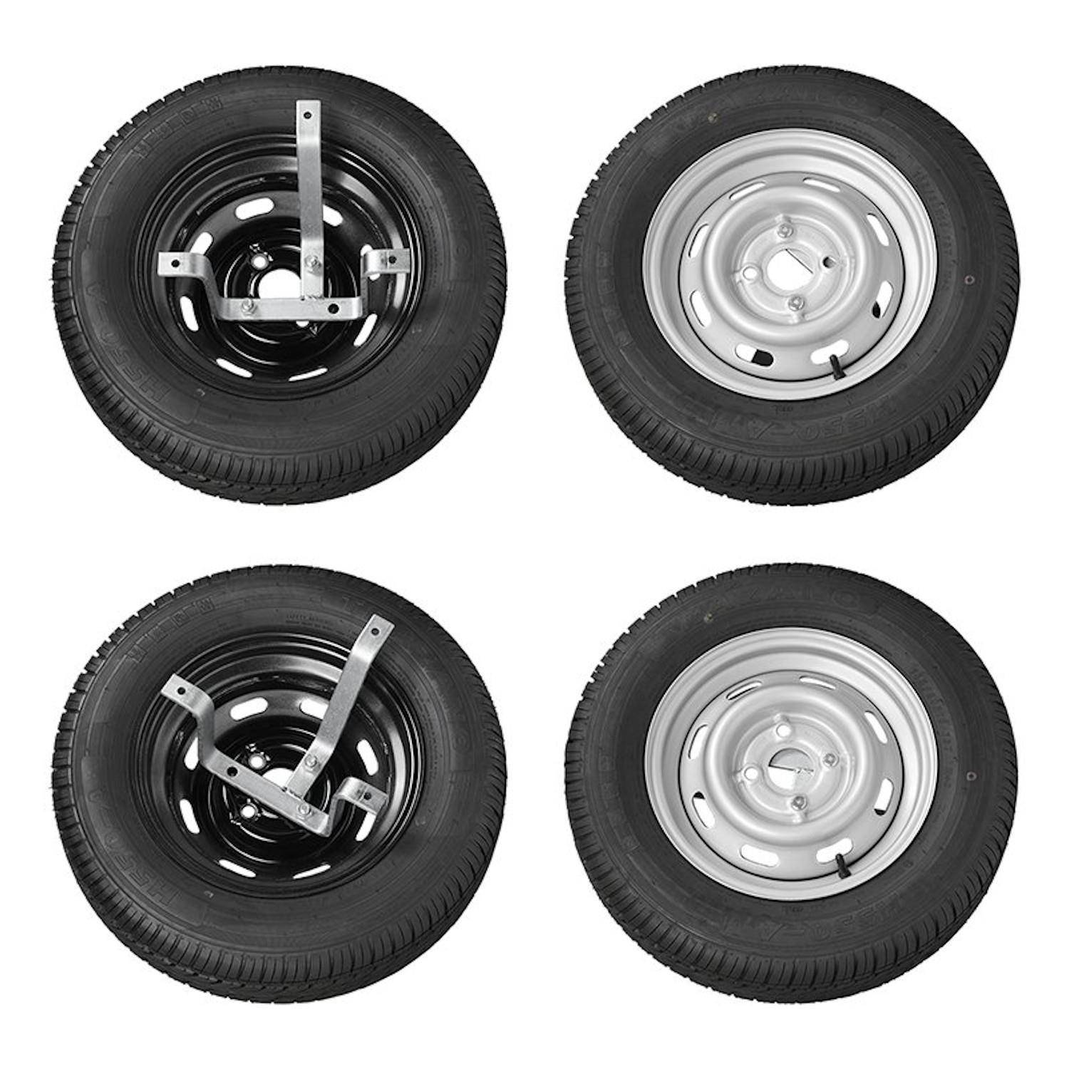 Vier Autoreifen mit Metallhalterungen an einigen, vor einem schlichten Hintergrund. Zwei Räder haben schwarze Felgen, und zwei haben silberne Felgen.