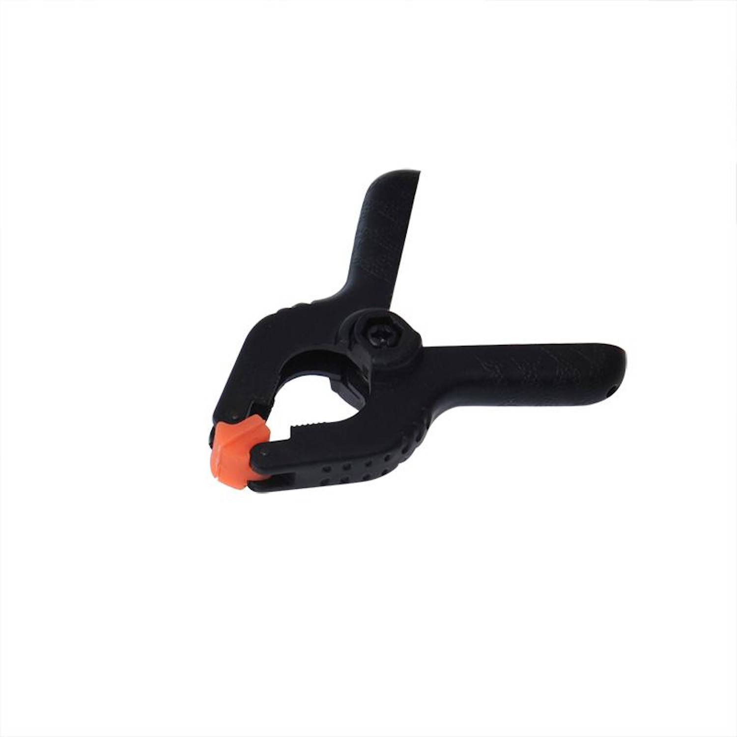 Eine schwarze Federzwinge mit orangefarbenen Griffen wird gezeigt, die üblicherweise zum Befestigen von Objekten oder Materialien beim Holzarbeiten oder Basteln verwendet wird.