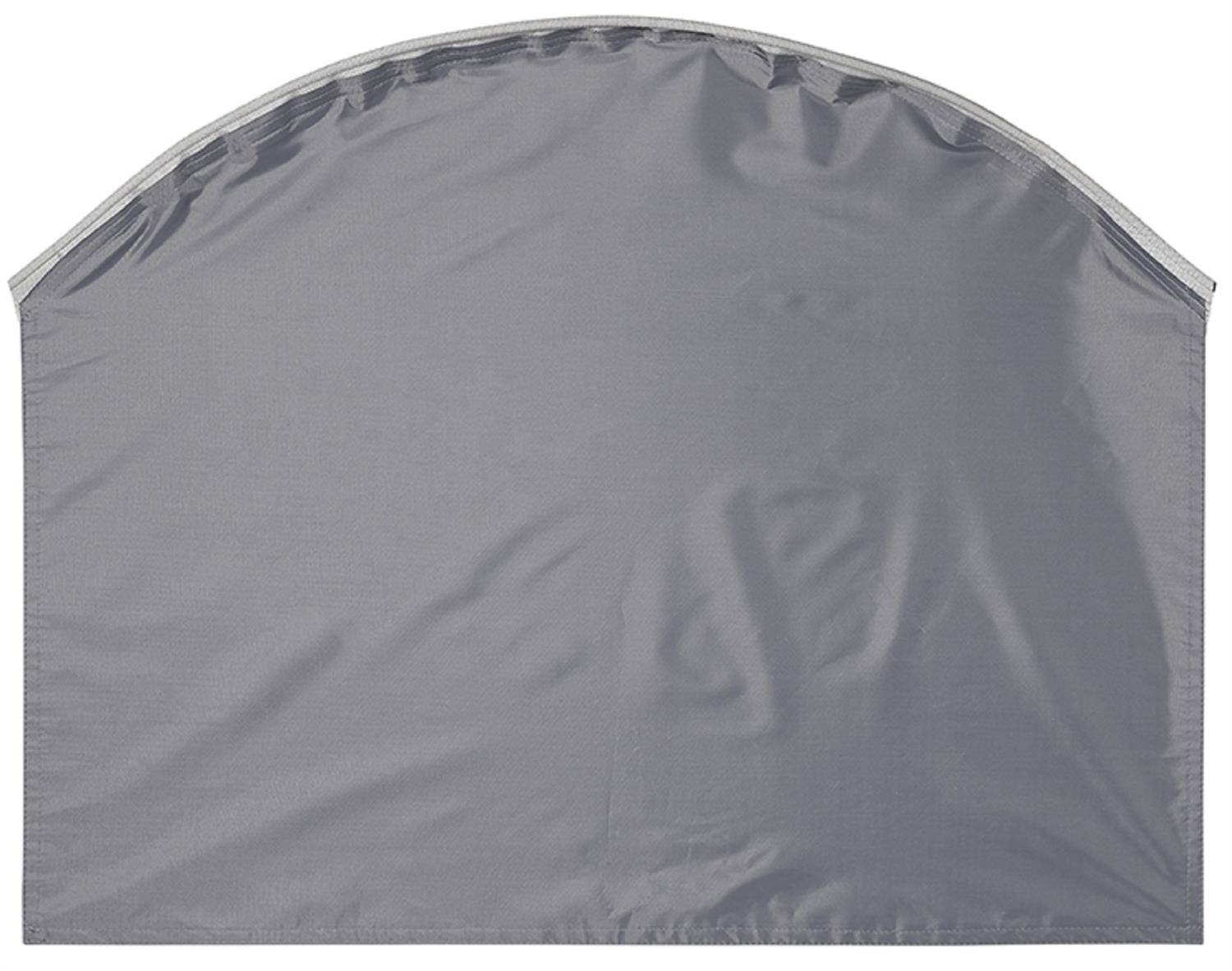 Eine graue Stoffoberfläche mit feinen Falten und Textur wird gezeigt, was einen weichen, drappierten Stoff oder Überzug andeutet.