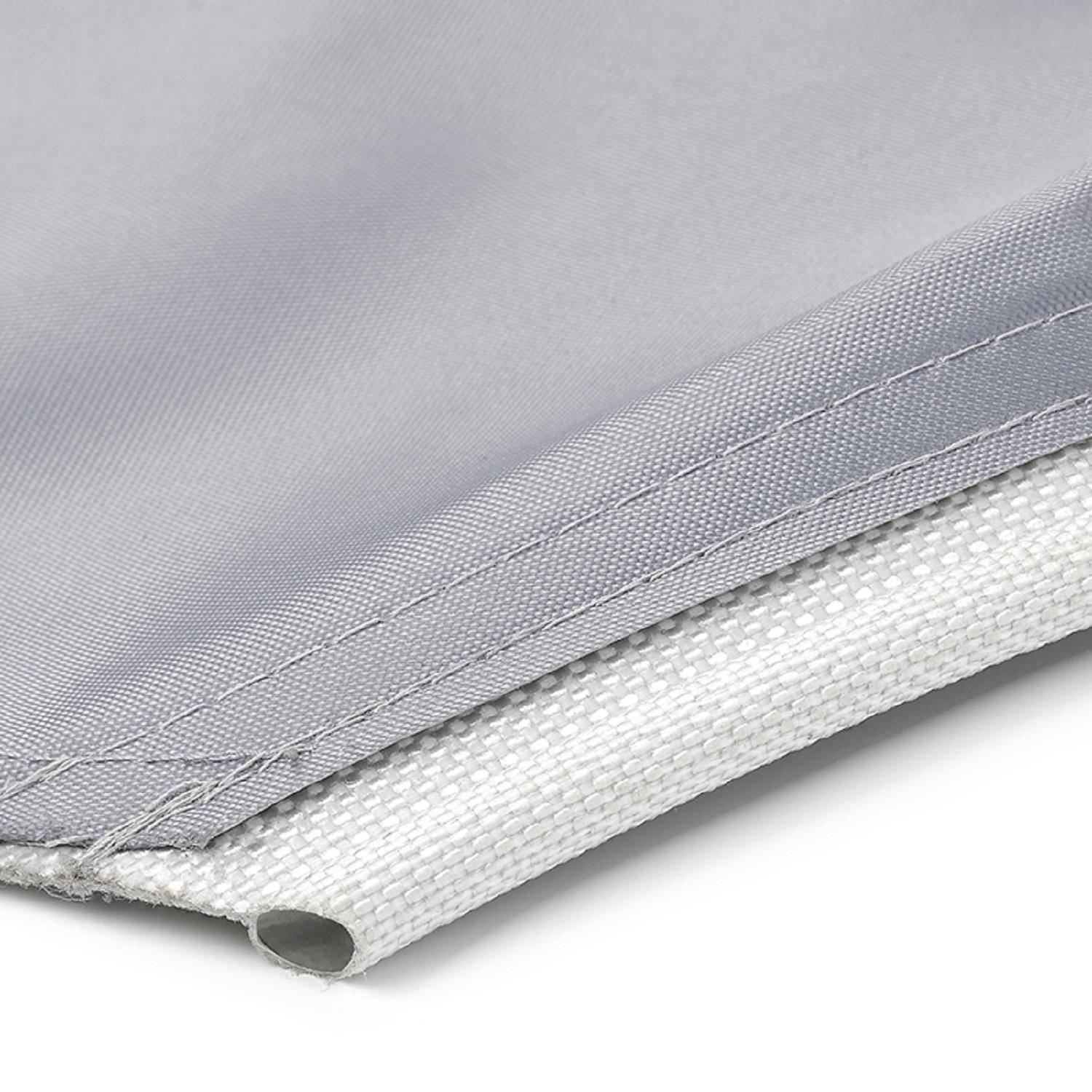 Detailaufnahme einer grauen und weißen Stoffecke mit sichtbaren Nähten, die die Textur und Qualität des Textils hervorhebt.