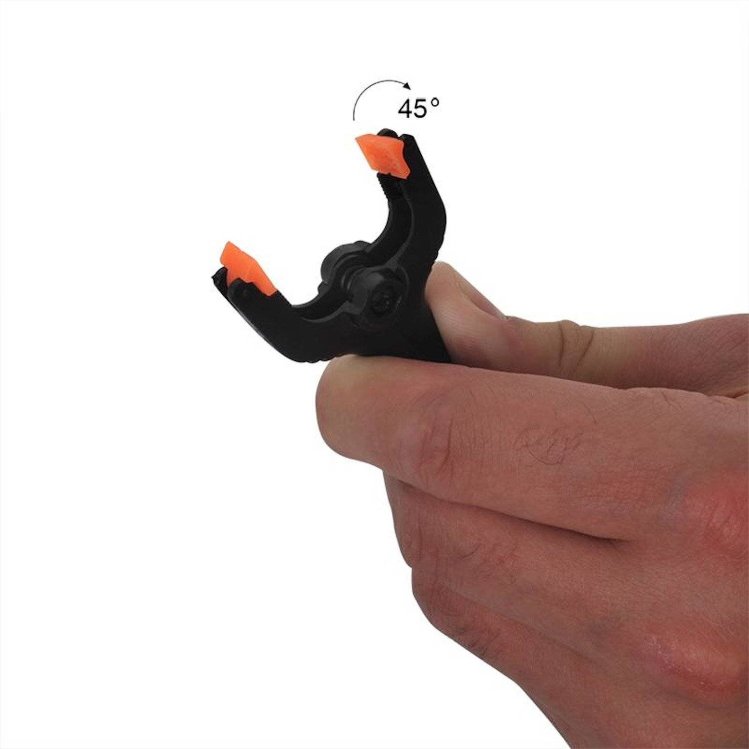 Hand, die eine schwarze Plastikklemme mit orangefarbenen Spitzen justiert und sie in einem 45-Grad-Winkel öffnet.