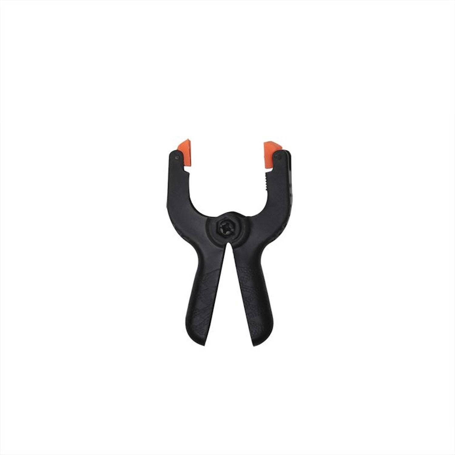 Eine schwarze Kunststoff-Federzange mit orangen Spitzen ist geöffnet und zeigt ihre breiten Backen.