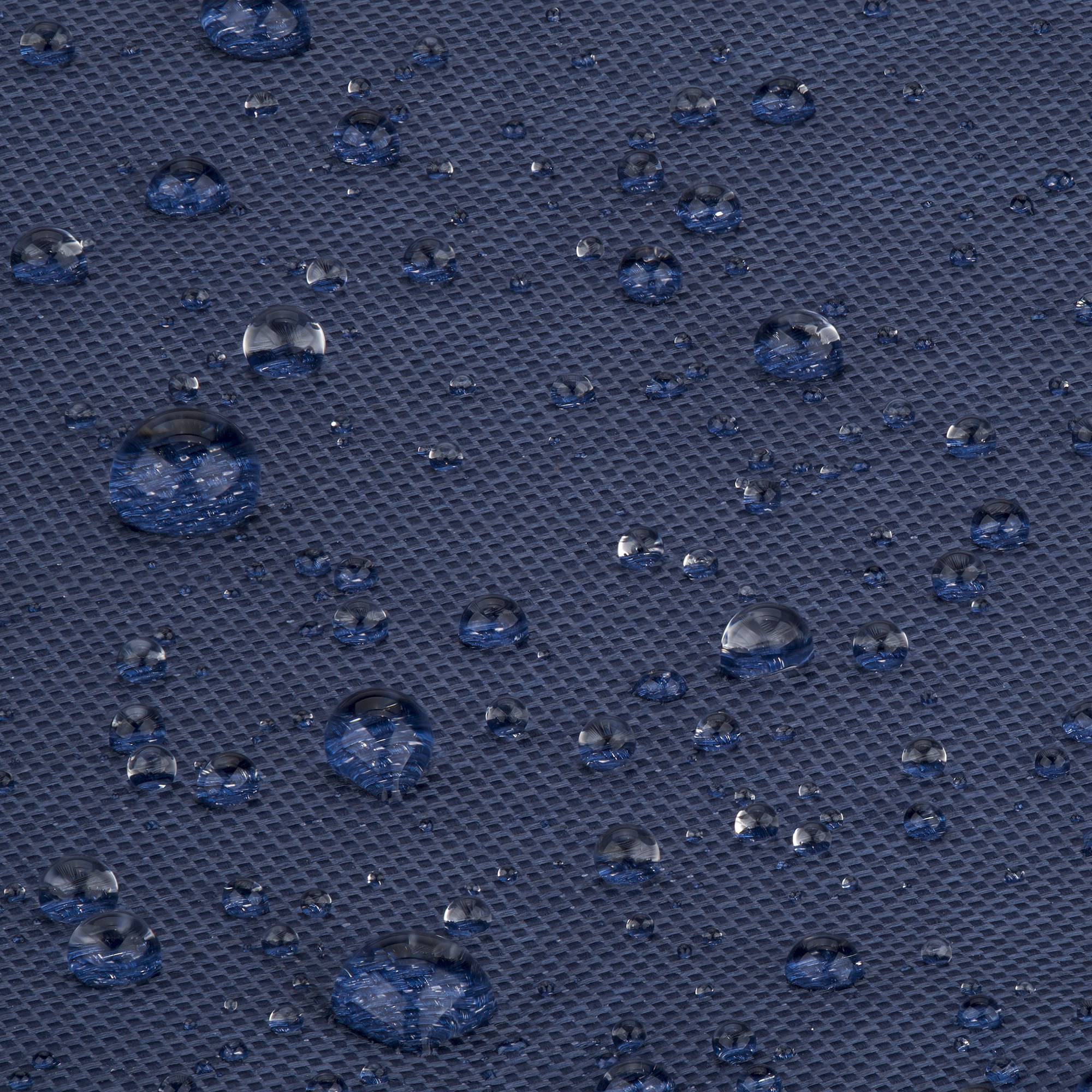 Wassertropfen auf einer strukturierten, dunkelblau Oberfläche, die Wasserresistenz oder wasserdichtes Material veranschaulicht.