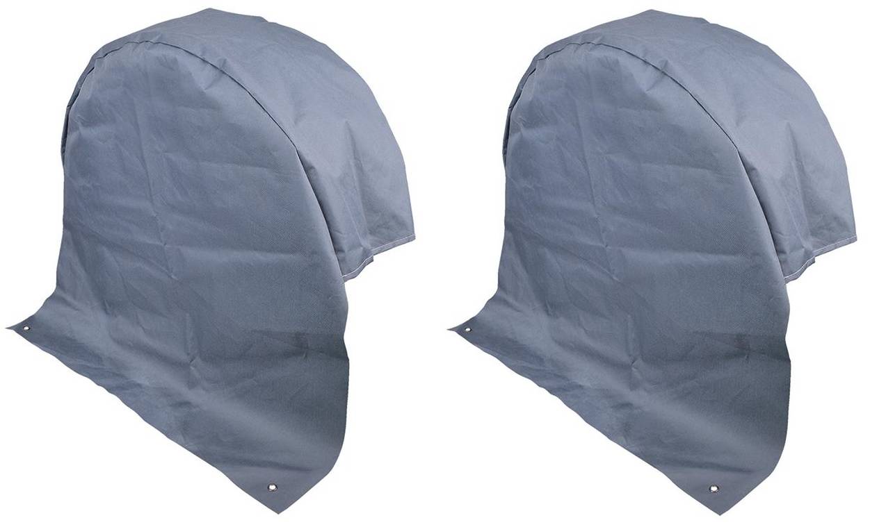 Zwei große graue Abdeckungen, die über Gegenständen drapiert sind und Schutz oder Verborgenheit andeuten. Die Abdeckungen haben Nähte und wirken wetterfest.