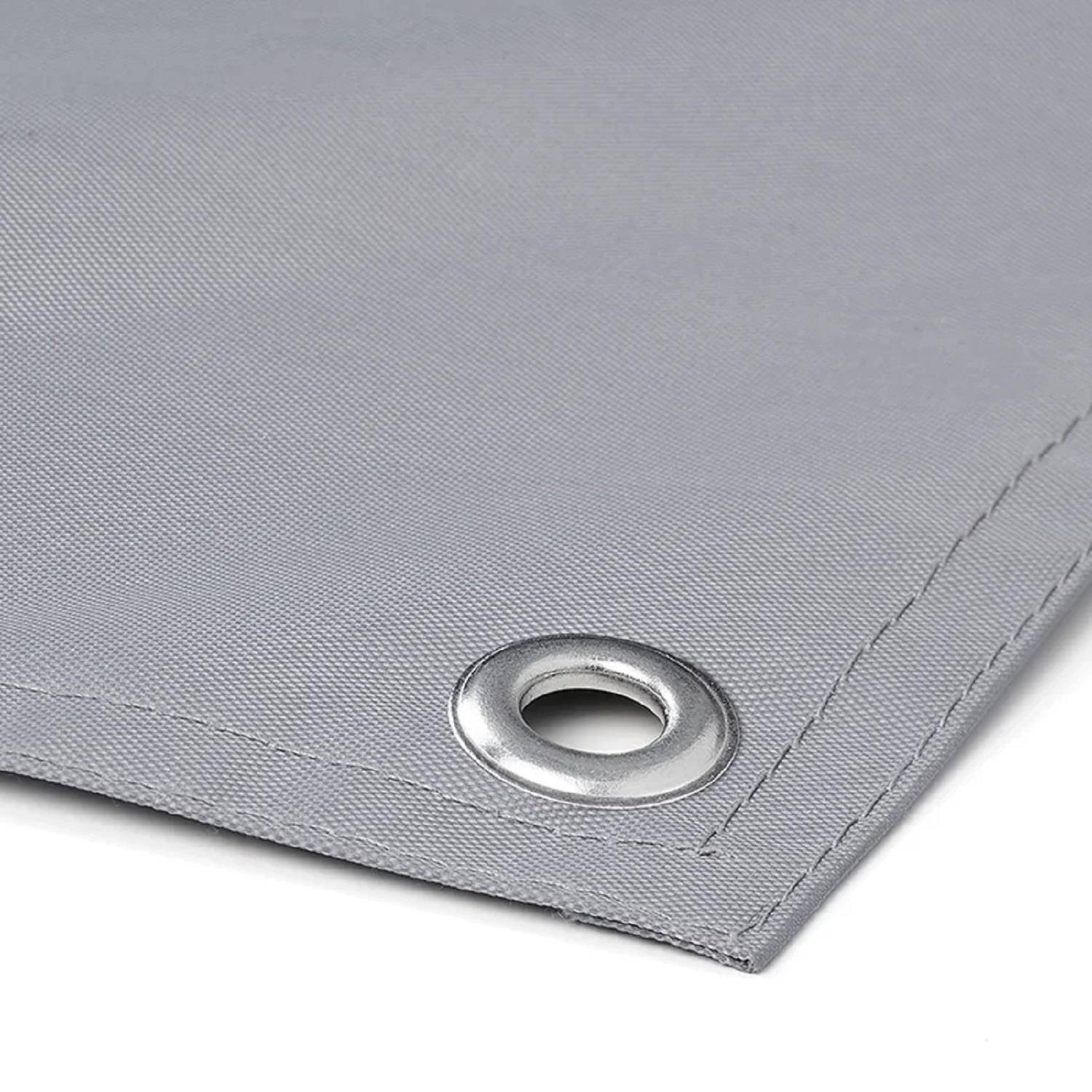 Nahaufnahme einer grauen Plane mit einer Metallöse, die Details der Naht und die Textur des Gewebes zeigt.