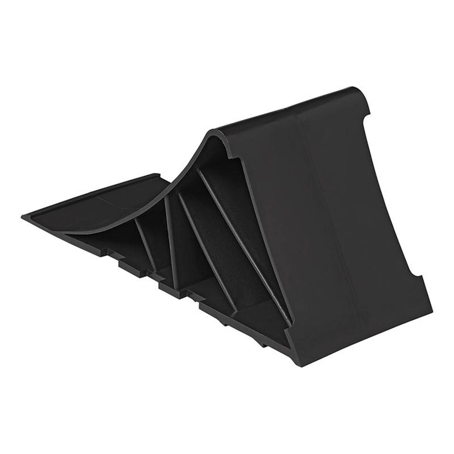 Ein schwarzes Plastikbauteil mit einer gebogenen, eckigen Gestaltung, das einer Radkeile oder einer Rampe ähnelt.