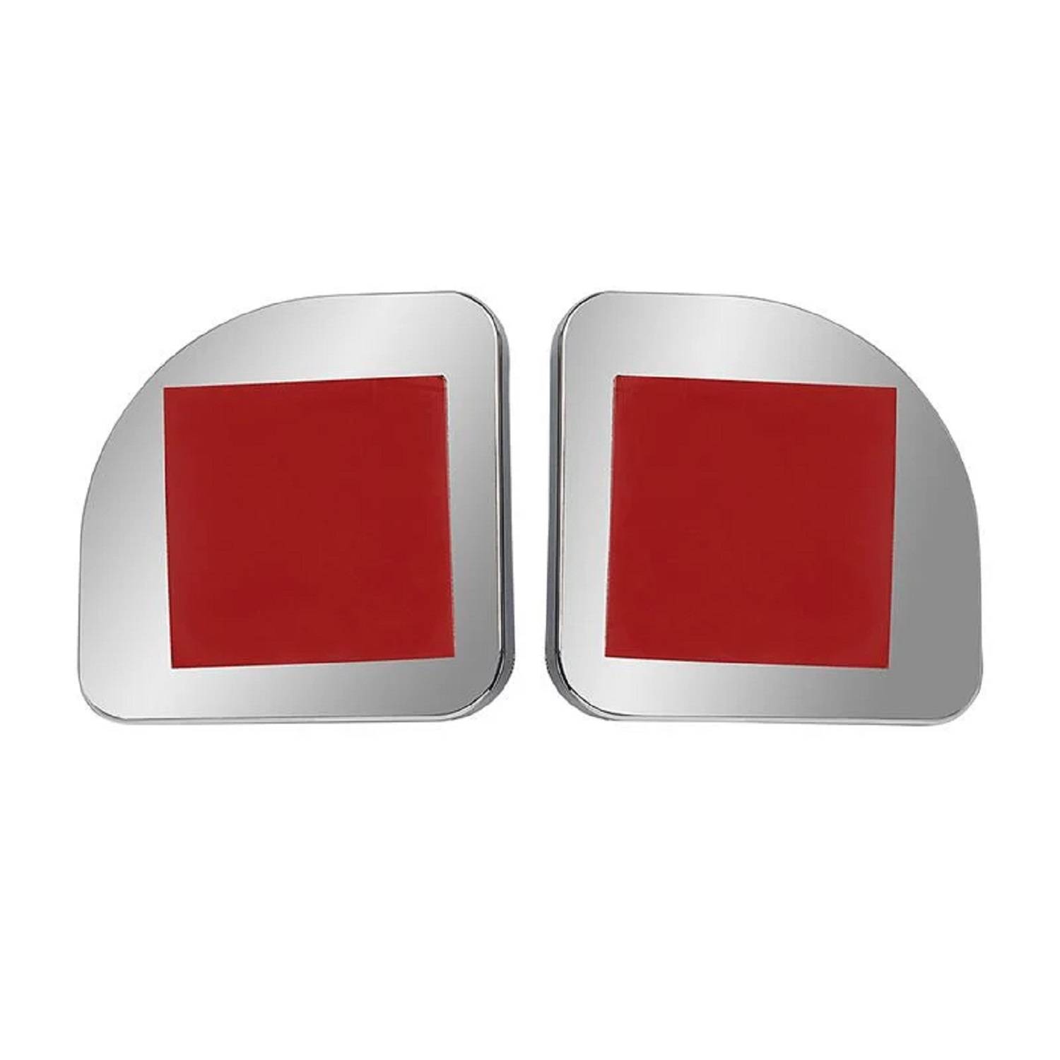 Zwei gebogene, silberne Seitenspiegeln mit roten Quadraten auf den reflektierenden Oberflächen, möglicherweise Autoaccessoires, die vor einem weißen Hintergrund abgebildet sind.