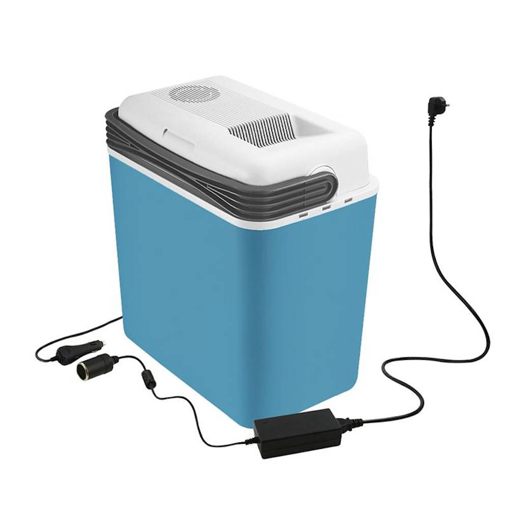 Ein blauer tragbarer elektrischer Kühlschrank mit einem weißen Deckel liegt neben mehreren Stromverbindungen und zeigt damit seine Mobilität und Vielseitigkeit.