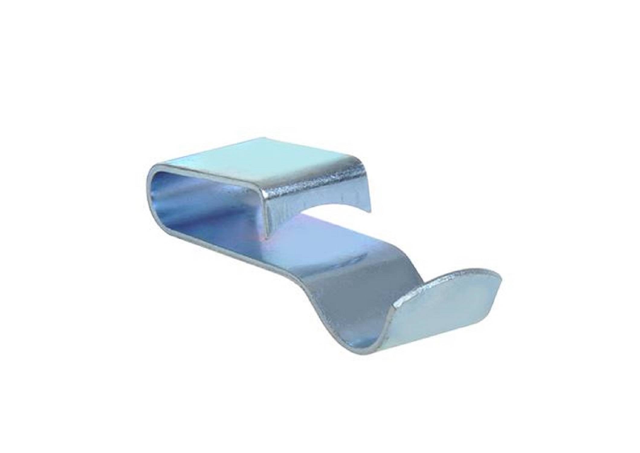 Eine Metallklammer mit rechteckigem oberen Bereich und geschwungenem unteren Abschnitt, die zum Zusammenhalten von Materialien oder zum Aufhängen von Gegenständen entwickelt wurde.