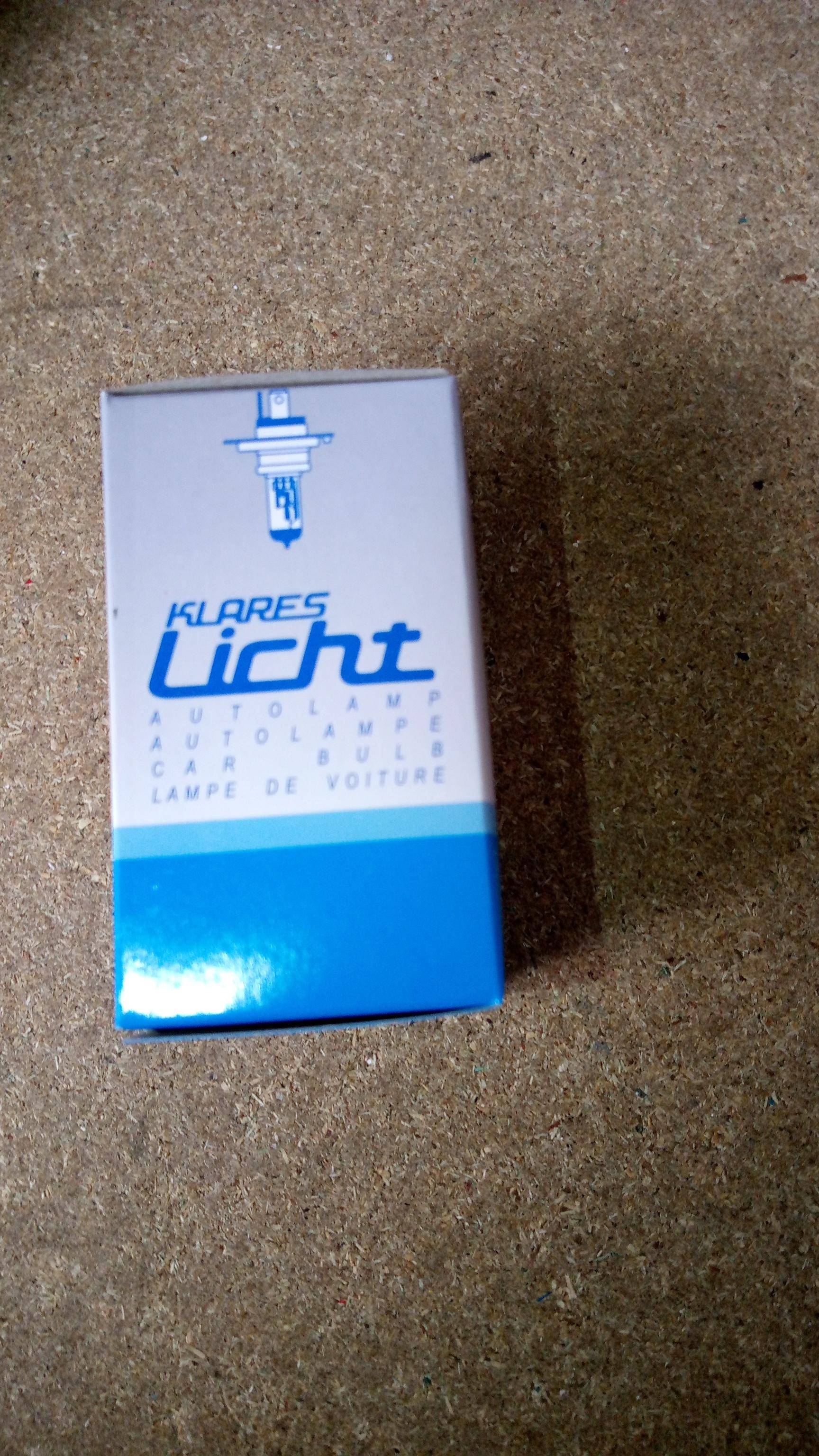 Ein Paket mit Autolampen, beschriftet mit „Klares Licht