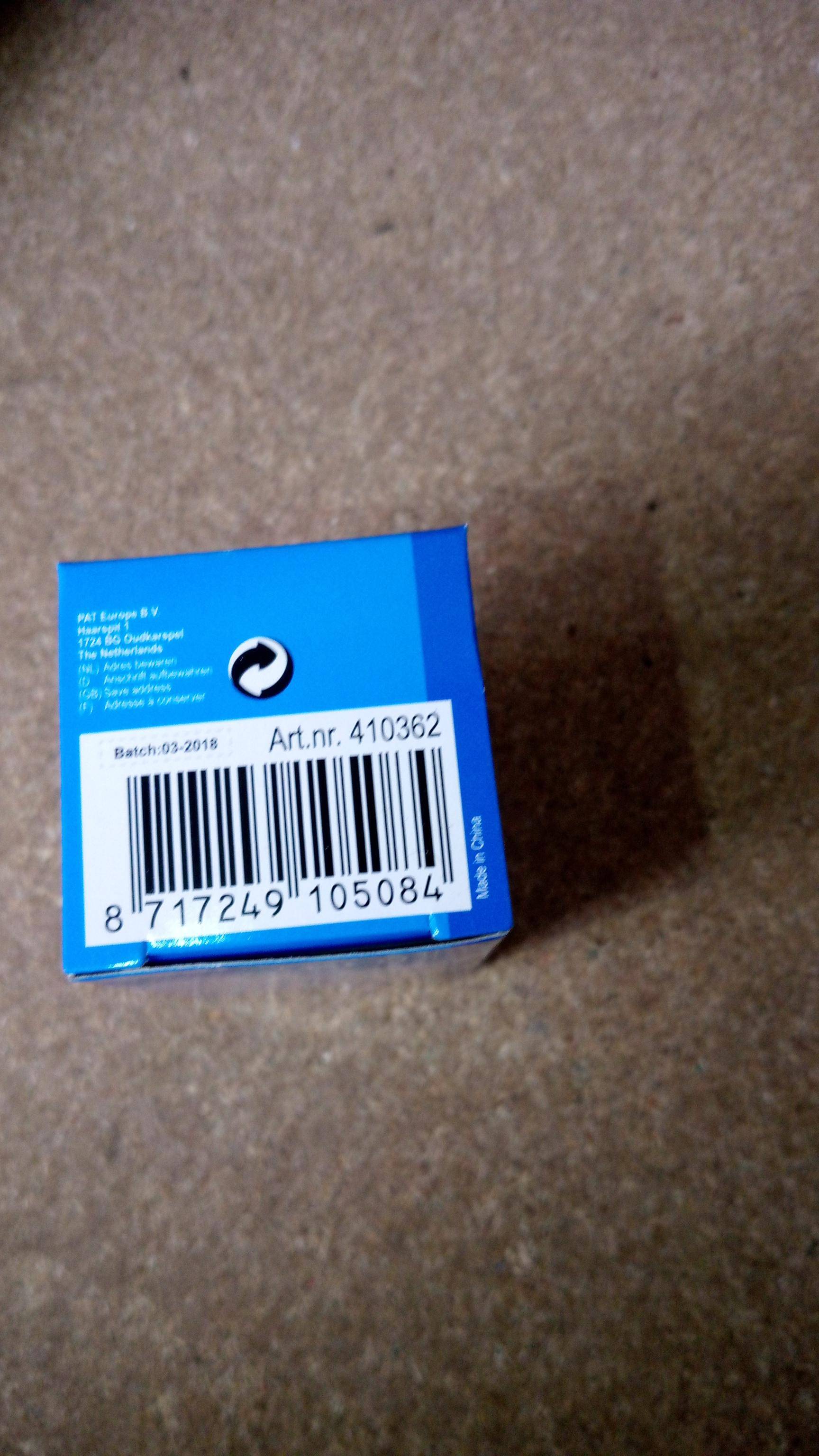 Eine blaue Produktverpackung mit einem Barcode und einer Aufschrift 'Art. nr. 410362'. Sie enthält Herstellungsdetails und ein Recycling-Symbol.