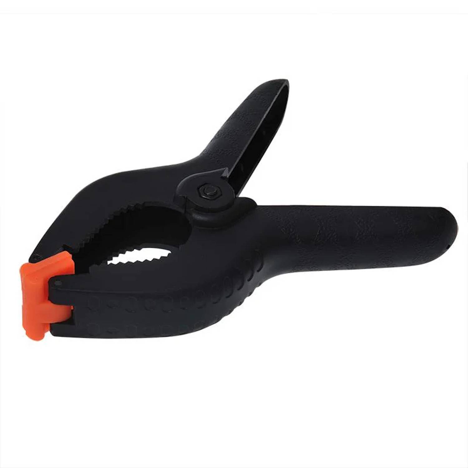 Eine schwarze Plastik-Federklemme mit orangefarbener Spitze, die dazu dient, Objekte sicher zusammenzuhalten.