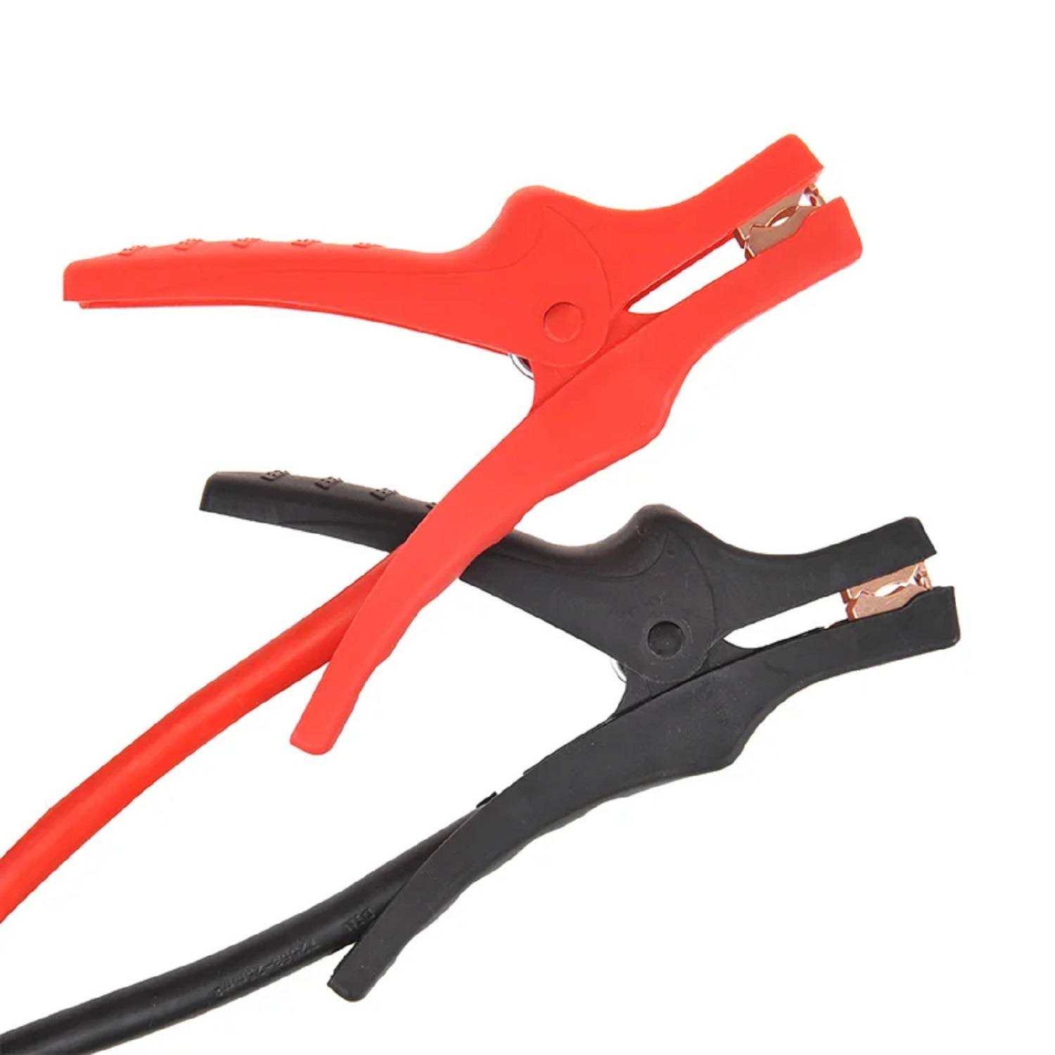 Rote und schwarze Starthilfekabel mit Klemmen, die zum Verbinden von Autobatterien zum Stromübertragen verwendet werden.