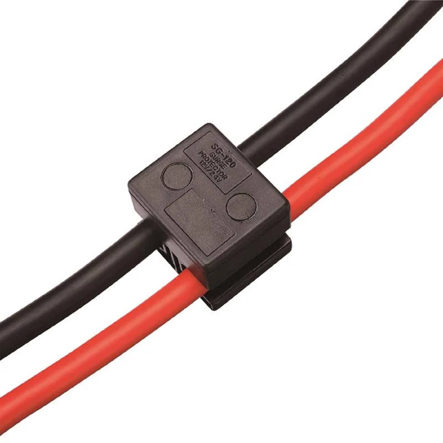 Ein schwarzes und ein rotes Kabel, die durch einen rechteckigen Kunststoffverbinder verbunden sind, beschriftet mit 'SG-20'. Er verbindet die Kabel sicher und zeigt die elektrische Verbindung.