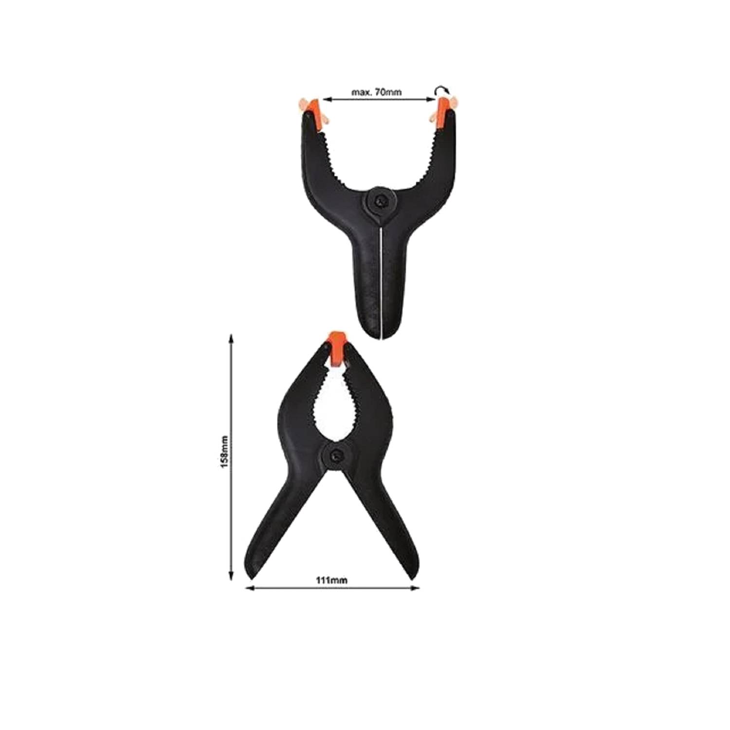 Zwei schwarze Plastikklammern, eine geöffnet und eine geschlossen, wobei die maximale Öffnung 70 mm beträgt, mit Maßen: 124 mm hoch, 111 mm breit wenn geöffnet.