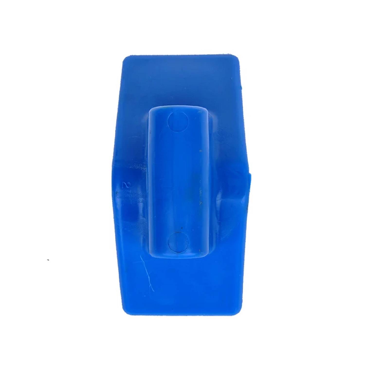 Ein hellblauer Seifenhalter mit einem einfachen rechteckigen Design und einem leicht erhöhten Mittelteil.