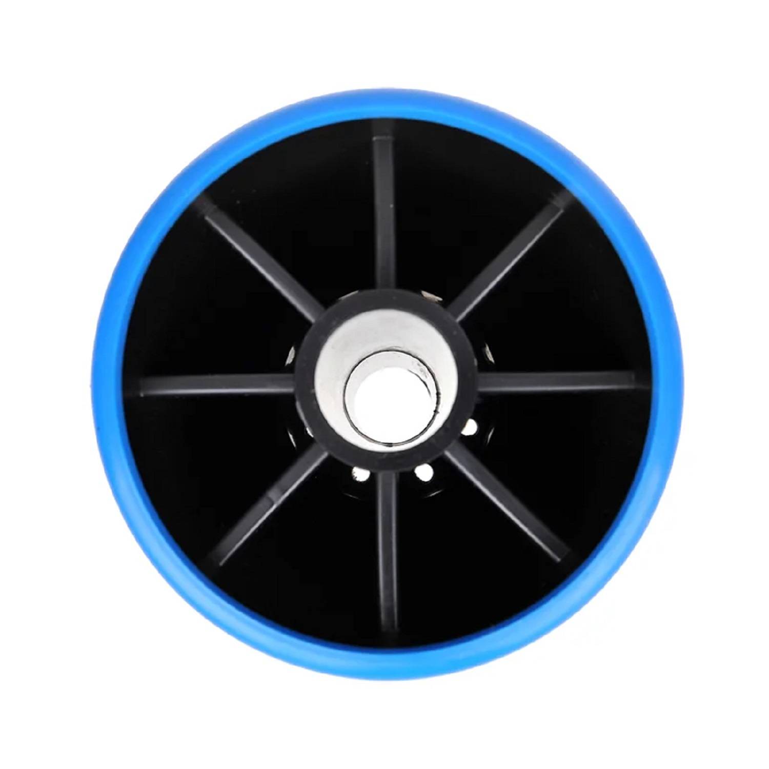 Ein blaues Rad mit einer Gummikante und einer zentralen Metallnabe, versehen mit schwarzen Speichen, die sich vom Zentrum bis zum Felgenrand erstrecken.