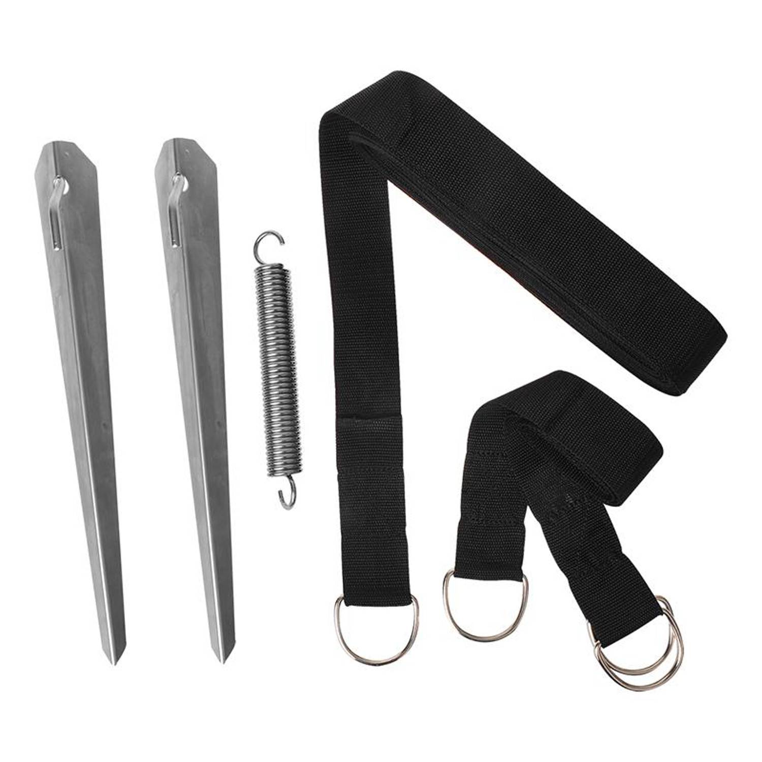 Befestigungsset mit zwei Metallpflöcken, einer Feder und zwei schwarzen Gurten mit Metallringen, verwendet zum Sichern von Gegenständen am Boden.
