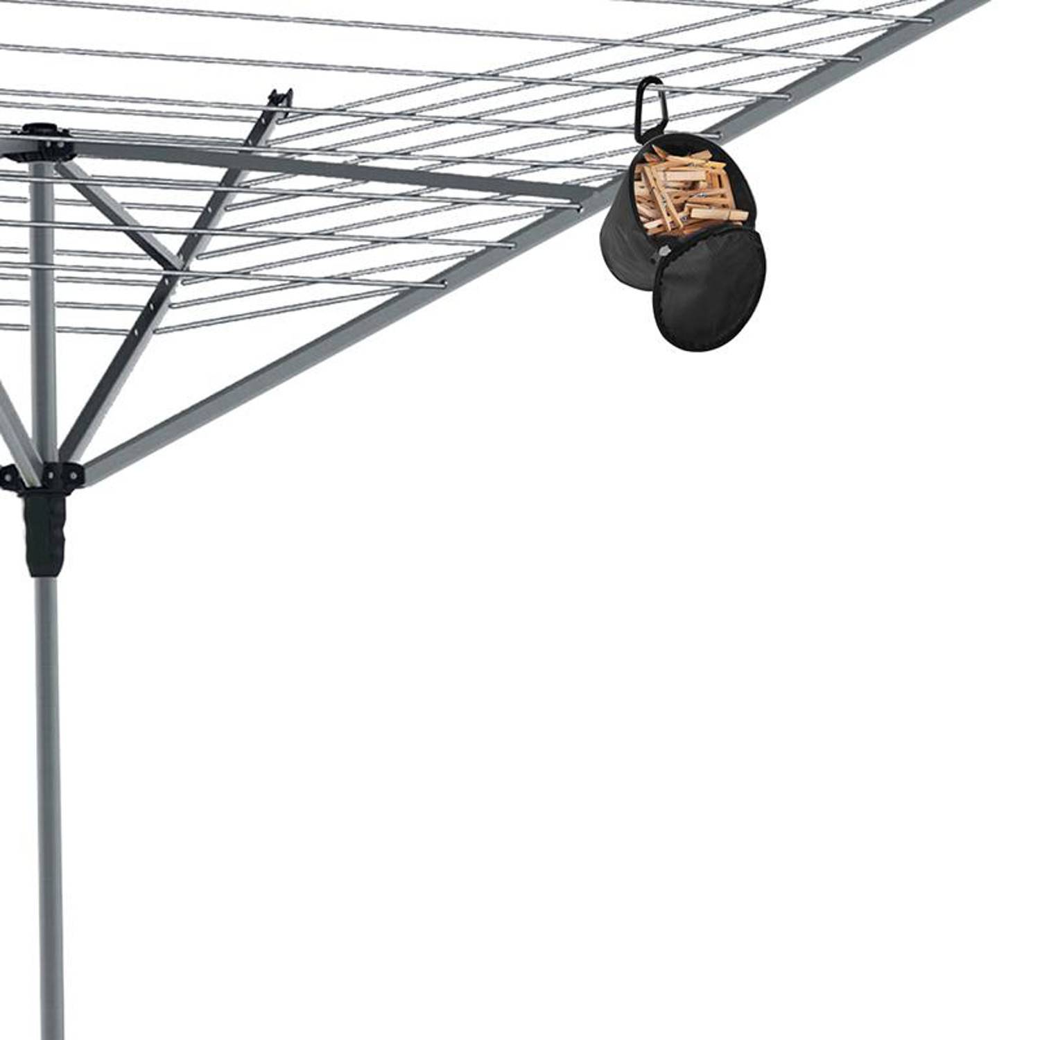 Ein Wäscheständer mit Drehvorrichtung und ausgeklappten Armen, an dem eine kleine schwarze Tasche mit Wäscheklammern befestigt ist.
