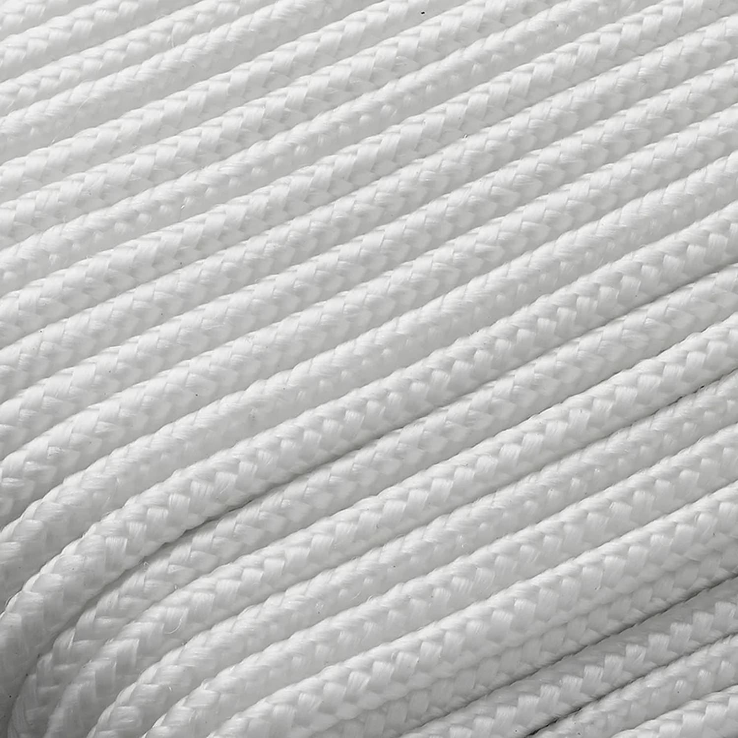 Nahaufnahme eines sauber aufgewickelten weißen Seils, das die Textur und das Muster des Materials hervorhebt.