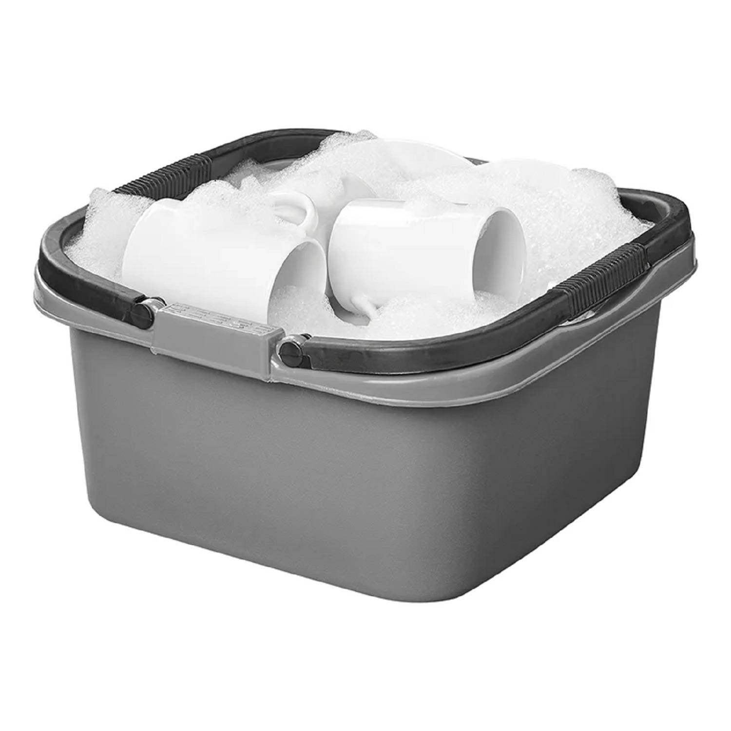 Ein grauer Waschbecken gefüllt mit seifiger Wasser enthält zwei weiße Tassen, die teilweise im Schaum eingetaucht sind.