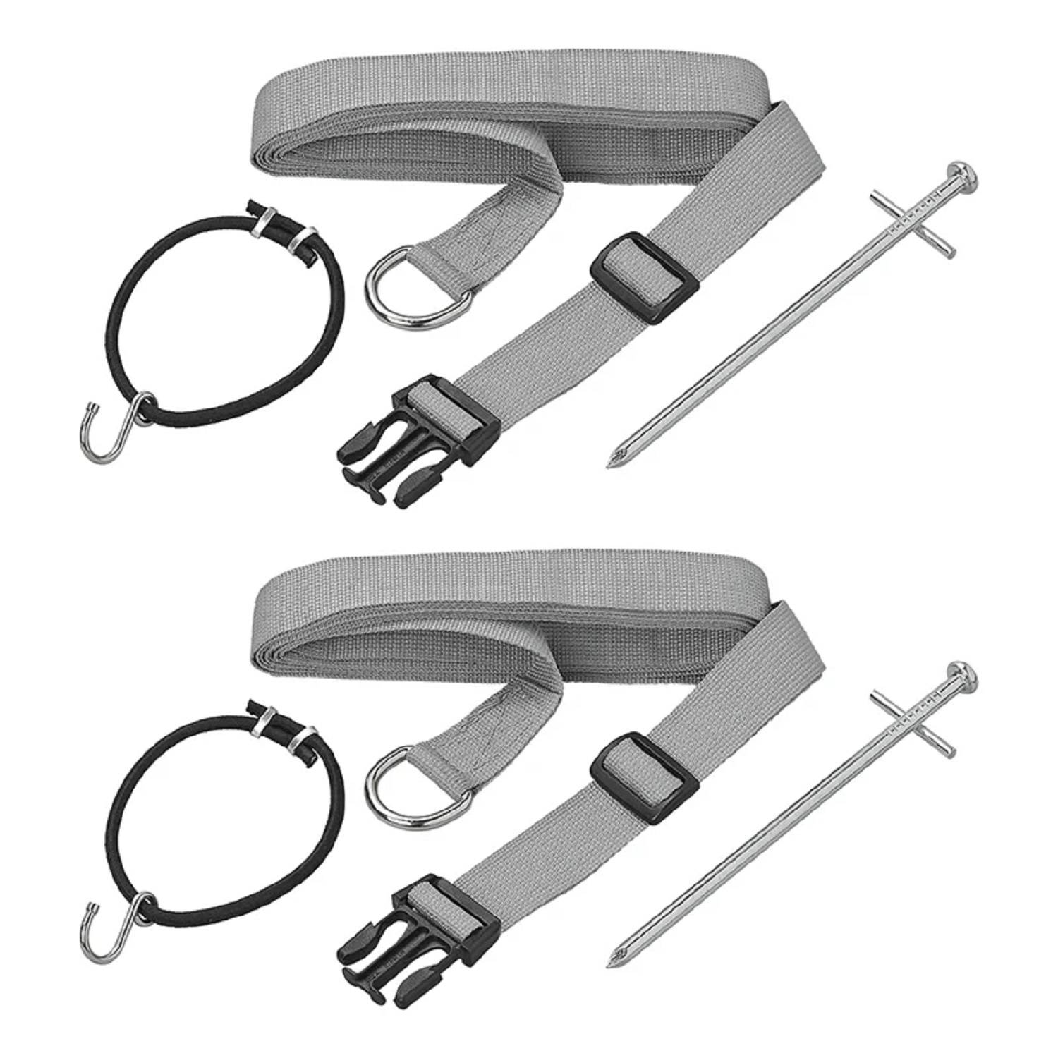 Campingausrüstung mit zwei grauen verstellbaren Riemen, zwei Metallheringen und zwei schwarzen Expanderseilen. Verwendet zum Befestigen von Zelten oder Planen.