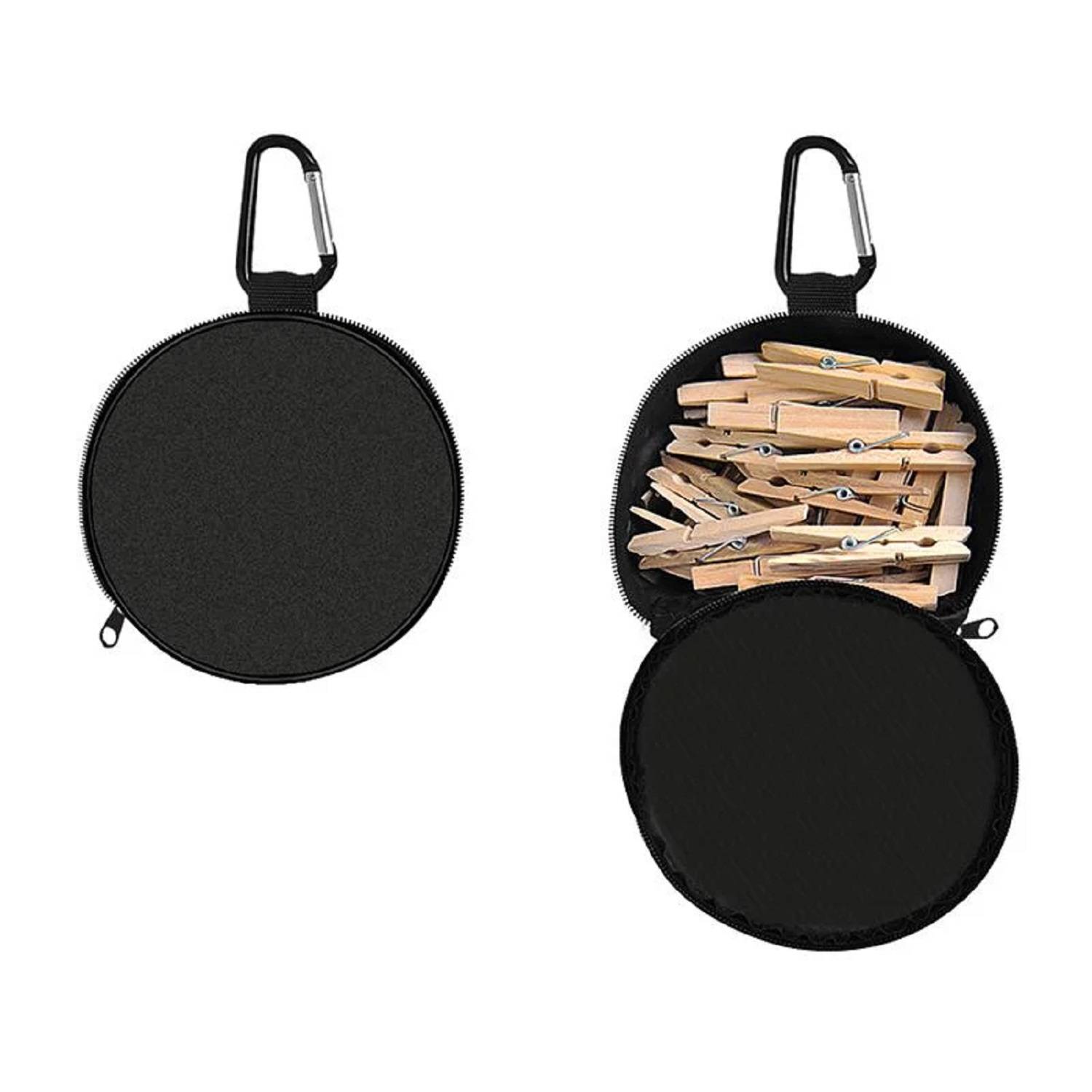 Kleine Reißverschlusstasche mit Karabiner, geschlossen und geöffnet dargestellt, mit Holzwäscheklammern gefüllt.