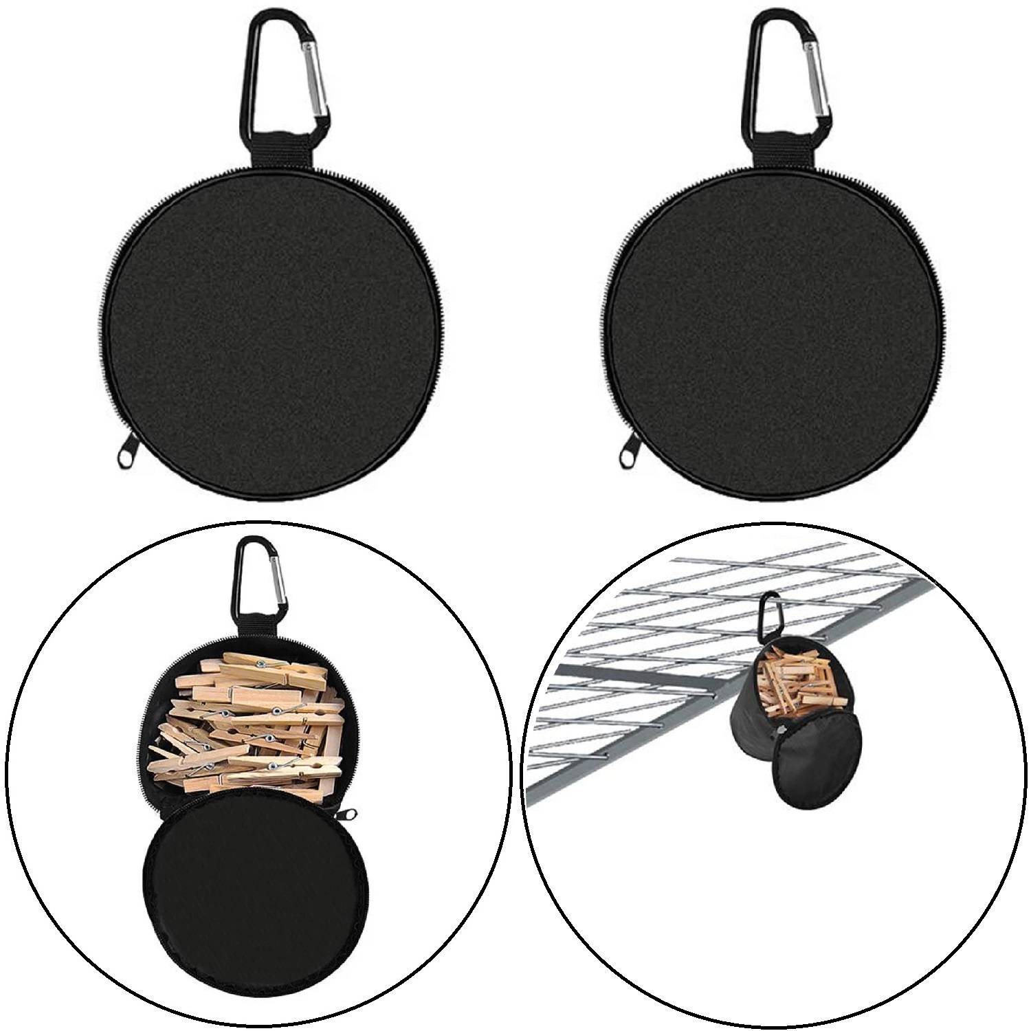 Rundes schwarzes Reißverschlussetui mit Karabinerhaken, geschlossen und geöffnet dargestellt, mit Holzwäscheklammern im Inneren. Hängt an einer Wäscheleine.