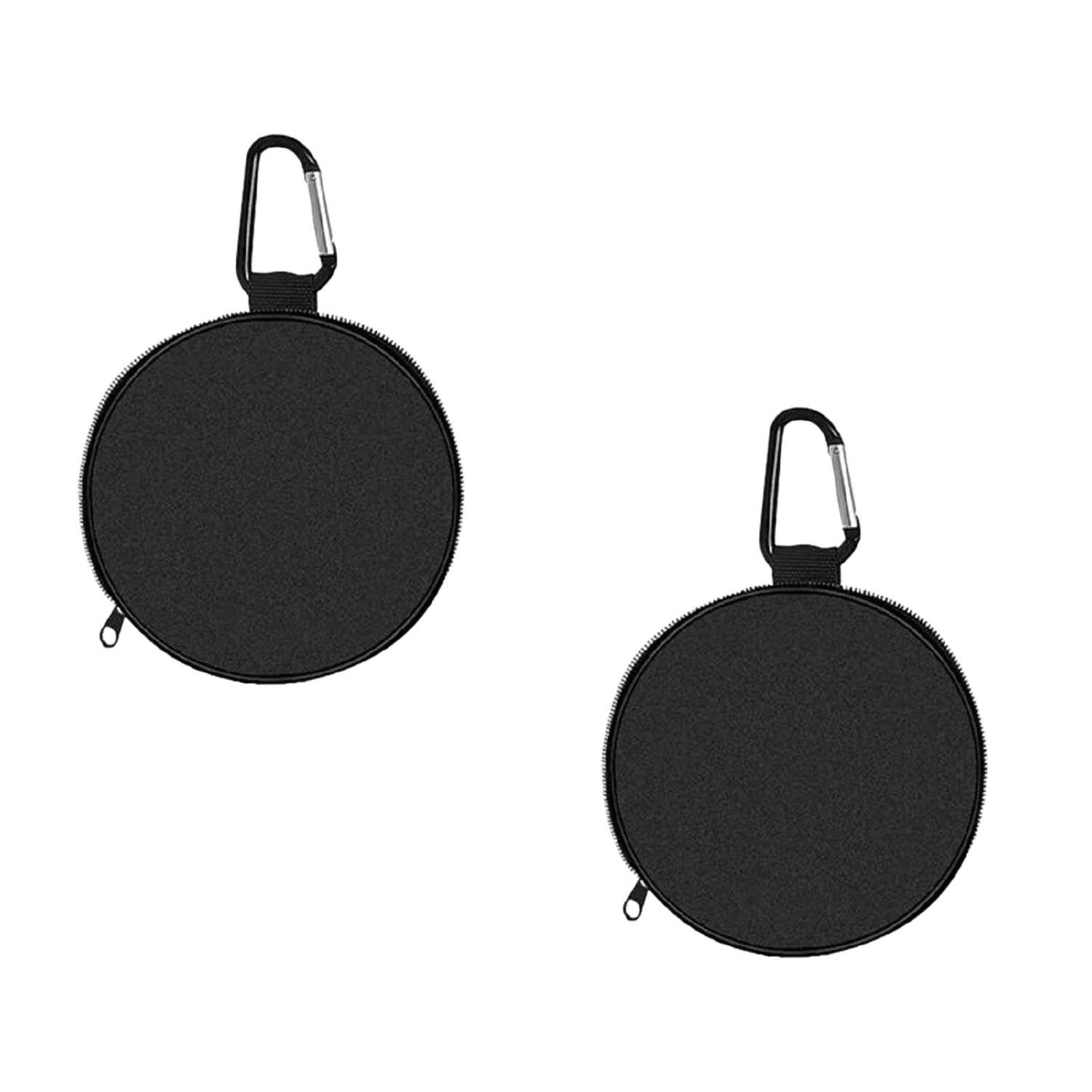 Zwei schwarze runde Beutel mit Reißverschlüssen und angebrachten Karabinern, die für eine einfache Befestigung an Taschen oder Gürteln konzipiert sind.