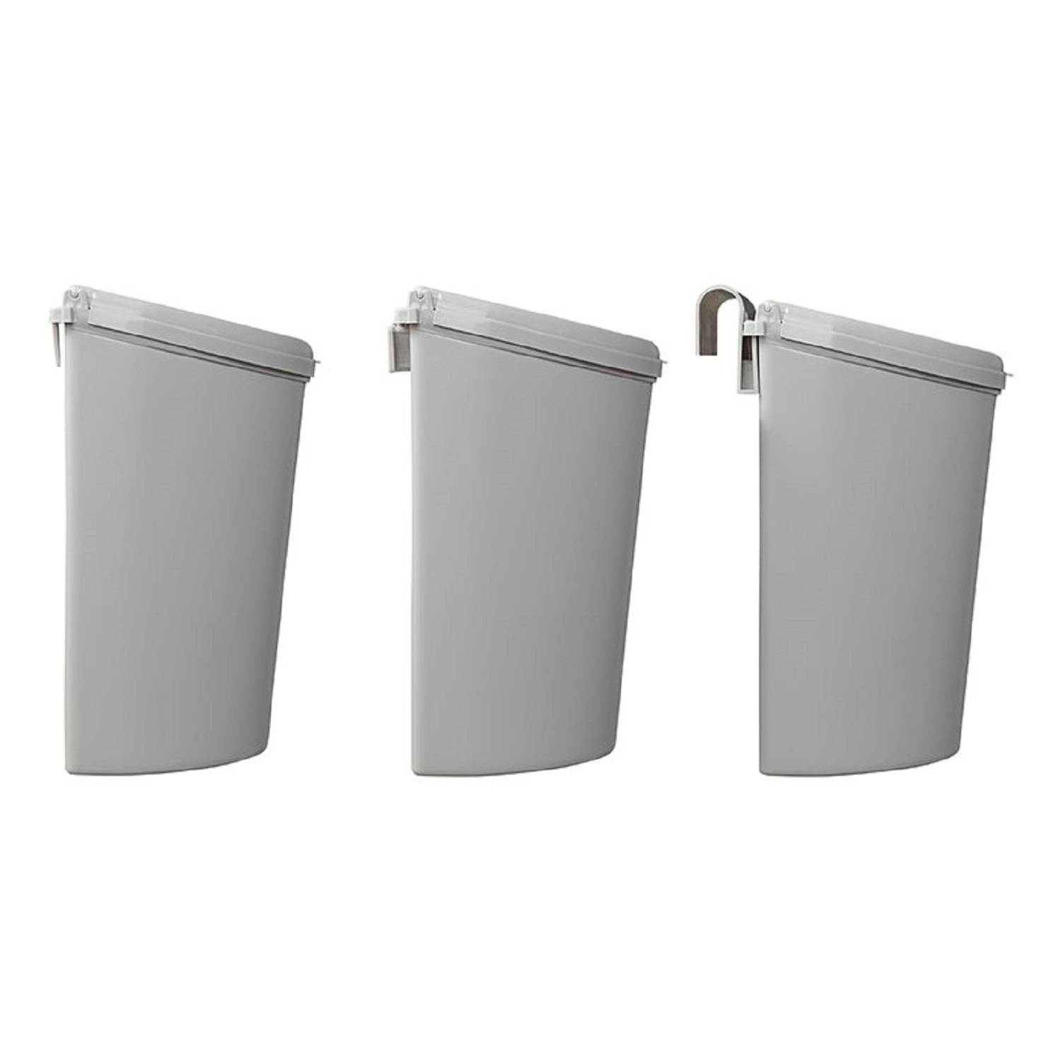 Drei graue Mülltonnen, jede mit einem geschlossenen Deckel; die letzte Tonne hat einen Ausguss, der aus dem Deckel herausragt. Die Tonnen stehen in einer Reihe auf einem weißen Hintergrund.